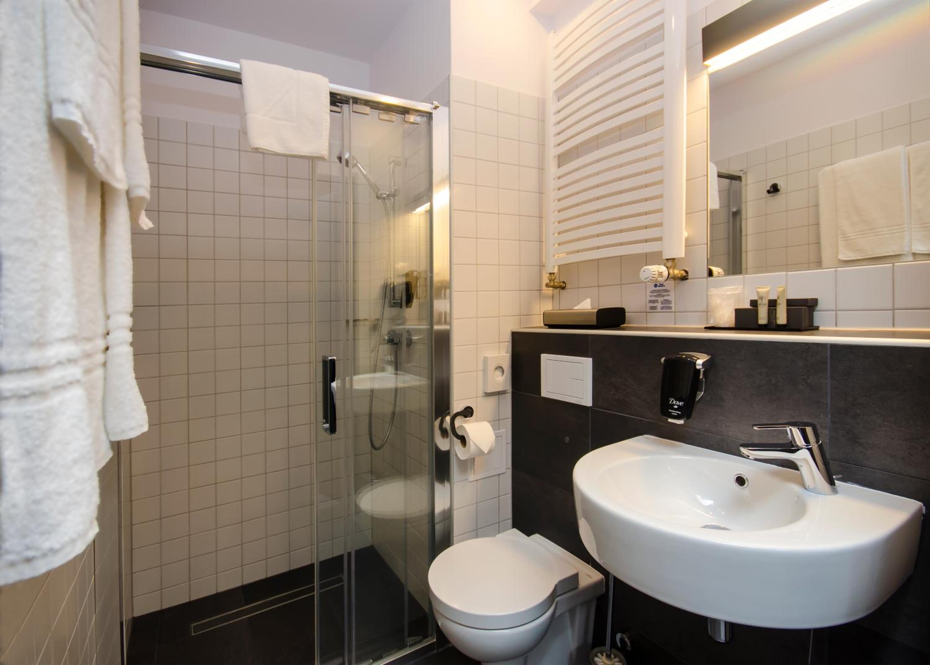 Standard Twin Room - Photo 4