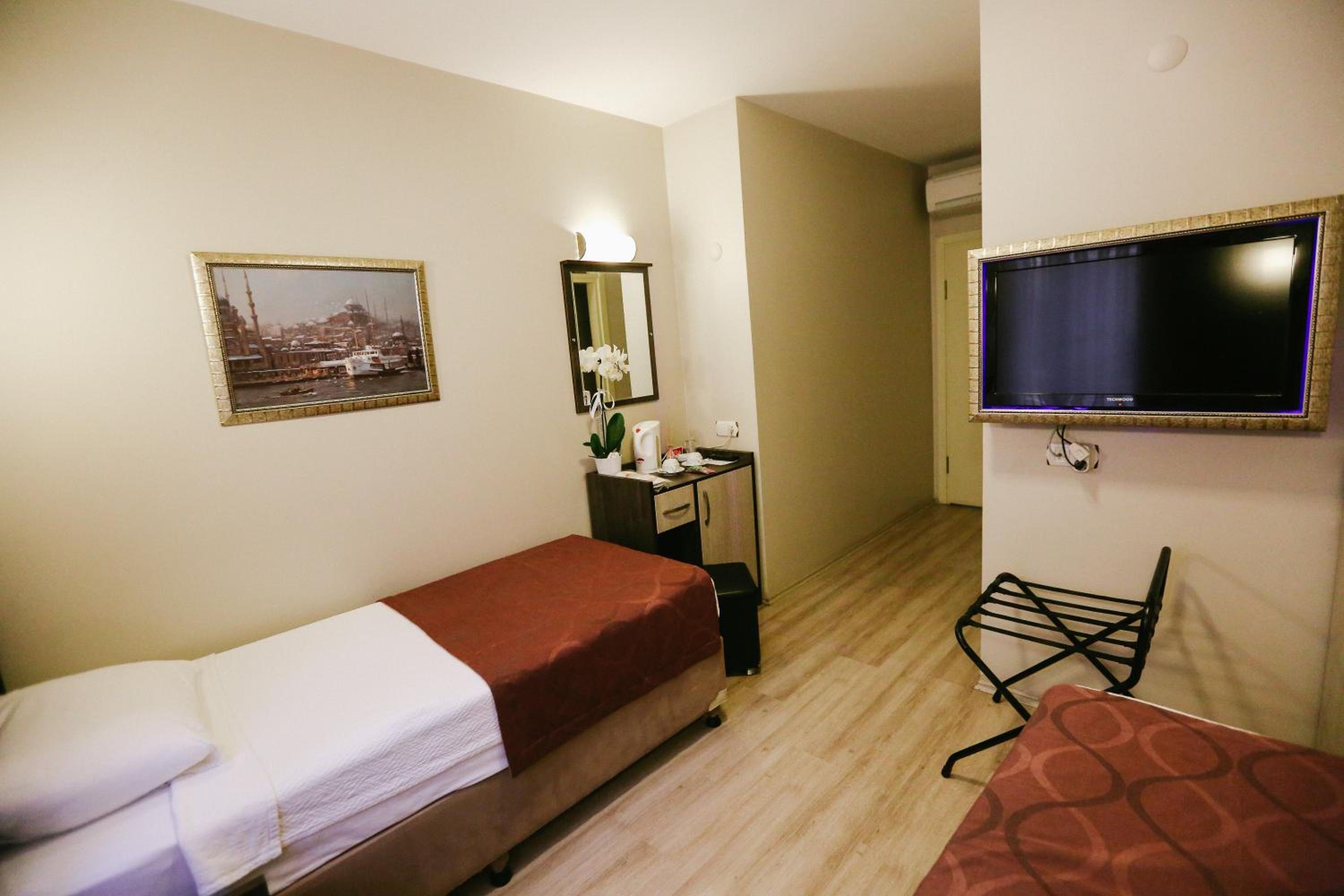 Double or Twin Room - Photo 5