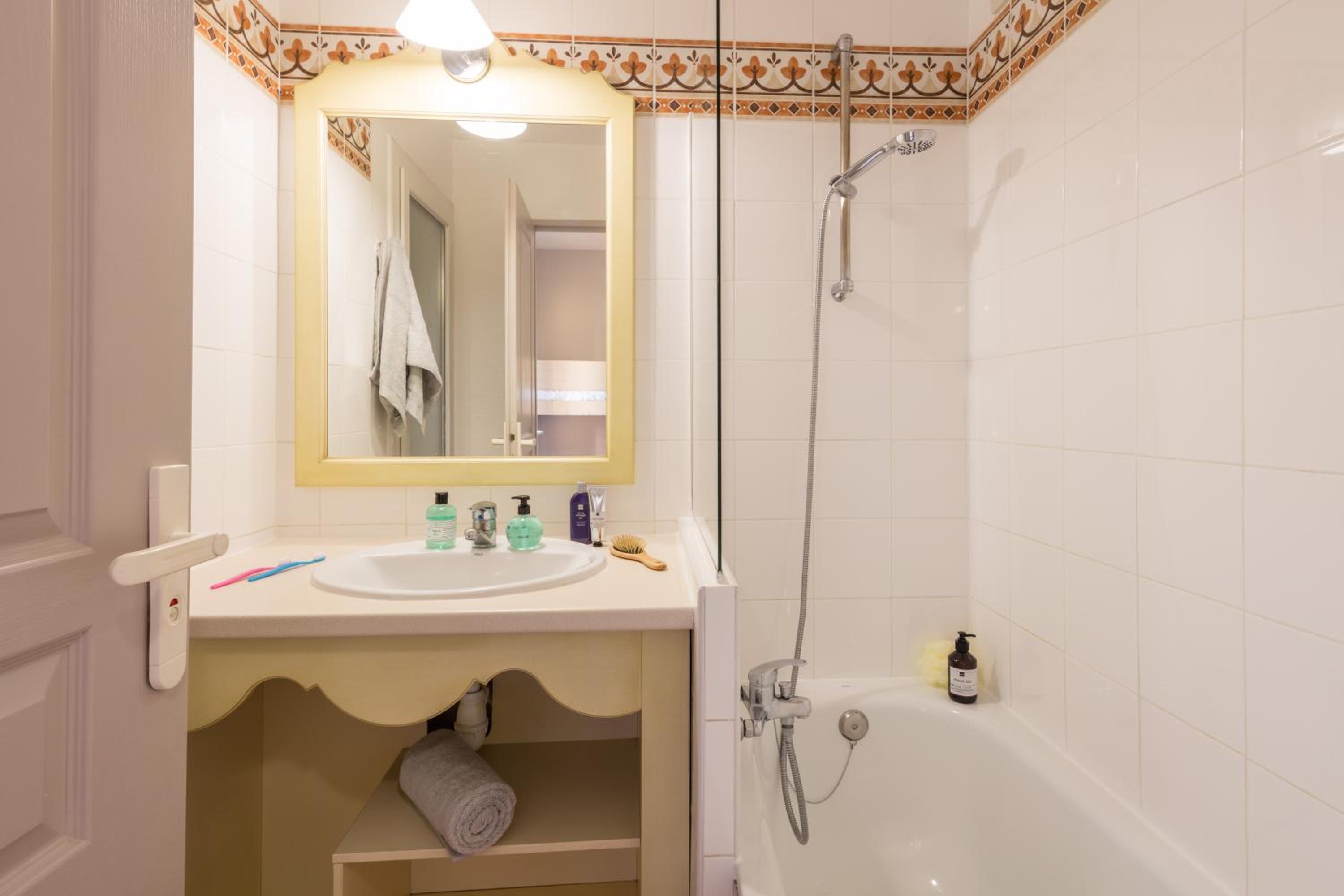 Superior One-Bedroom Apartment with Sleeping Alcove and Terrace or Balcony (6 People)