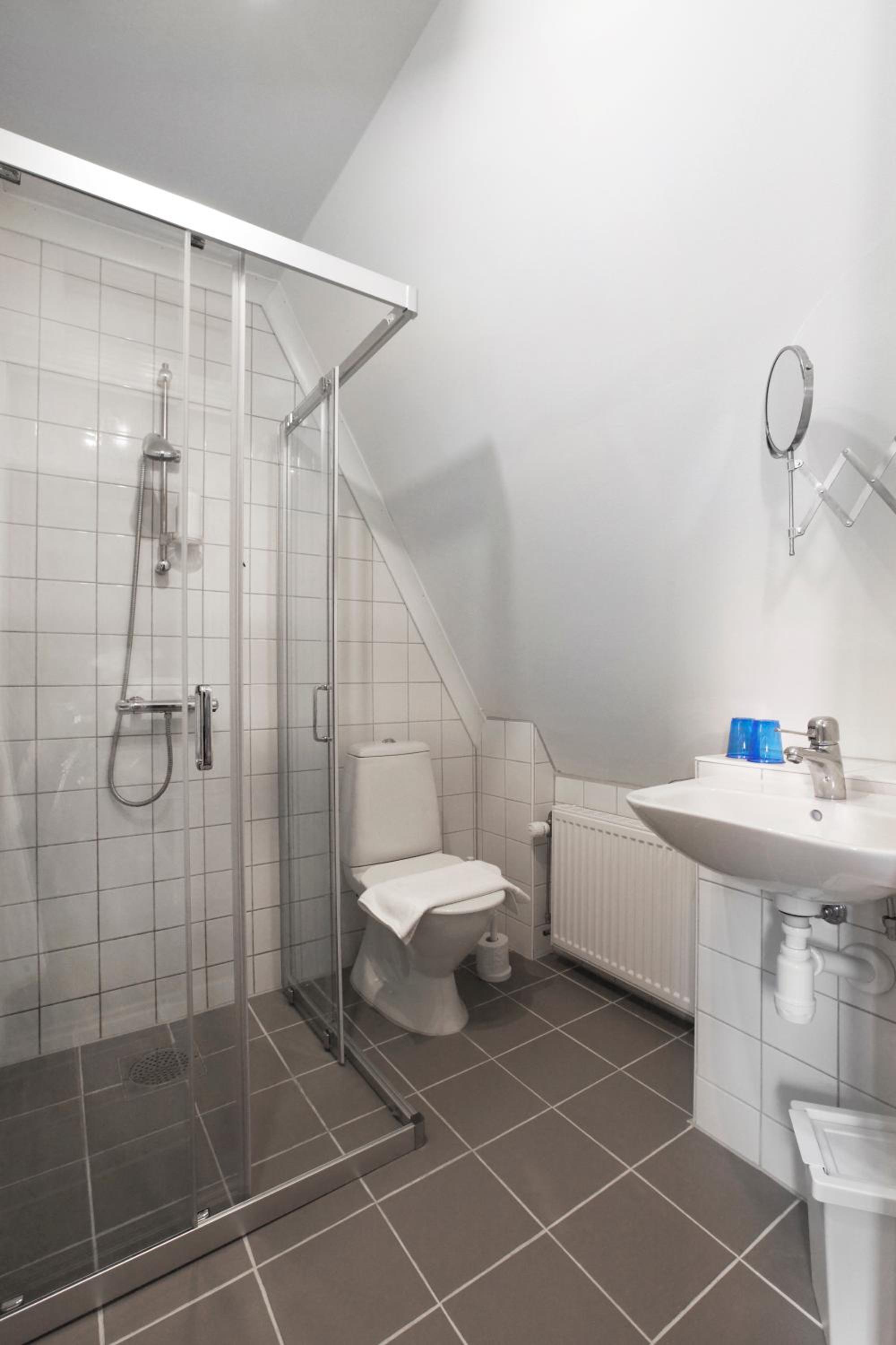 Large Double Room - Photo 5