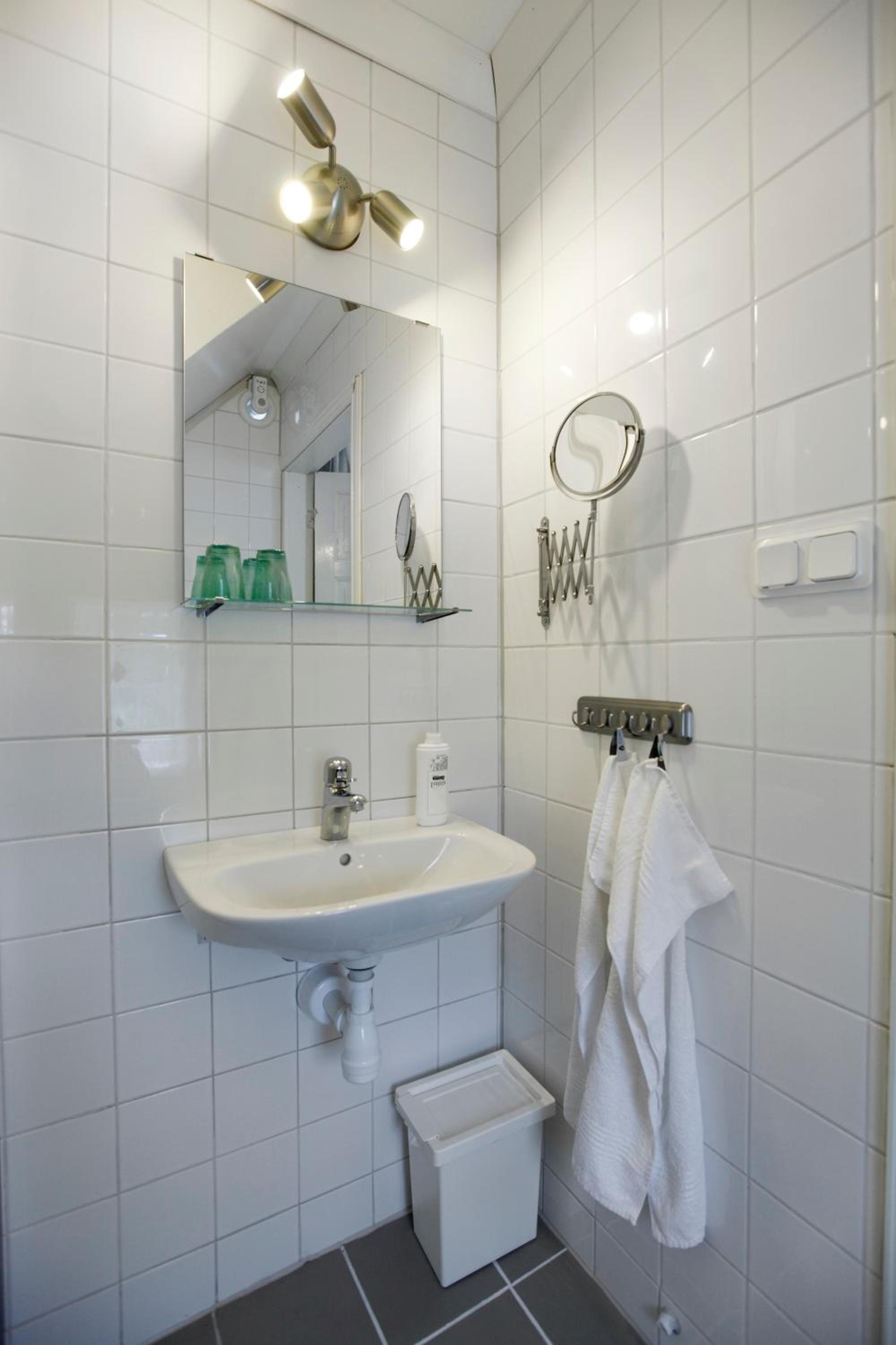 Large Double Room - Photo 8
