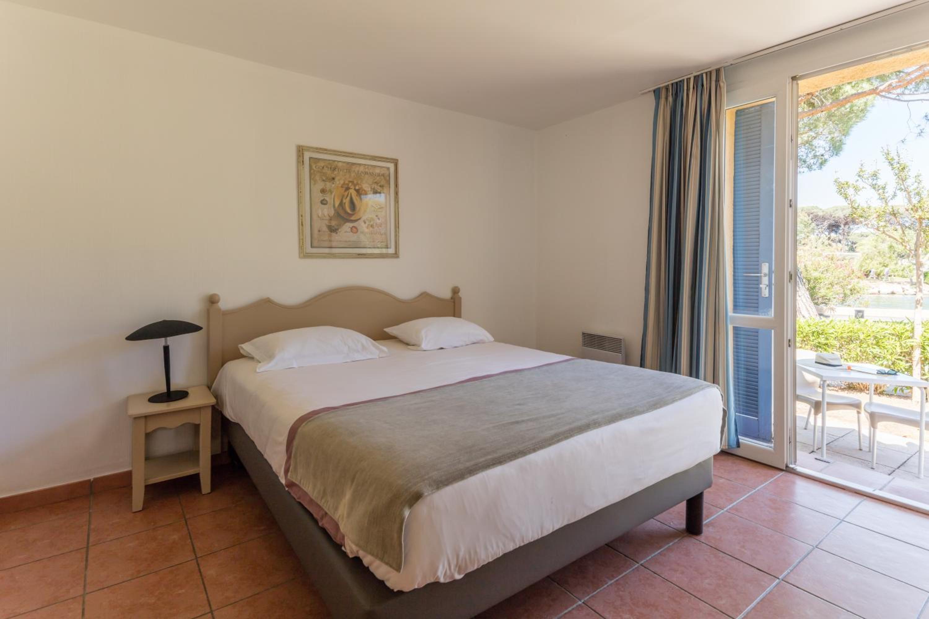 Superior Two-Bedroom Apartment with Terrace (6 People) - Garden Level