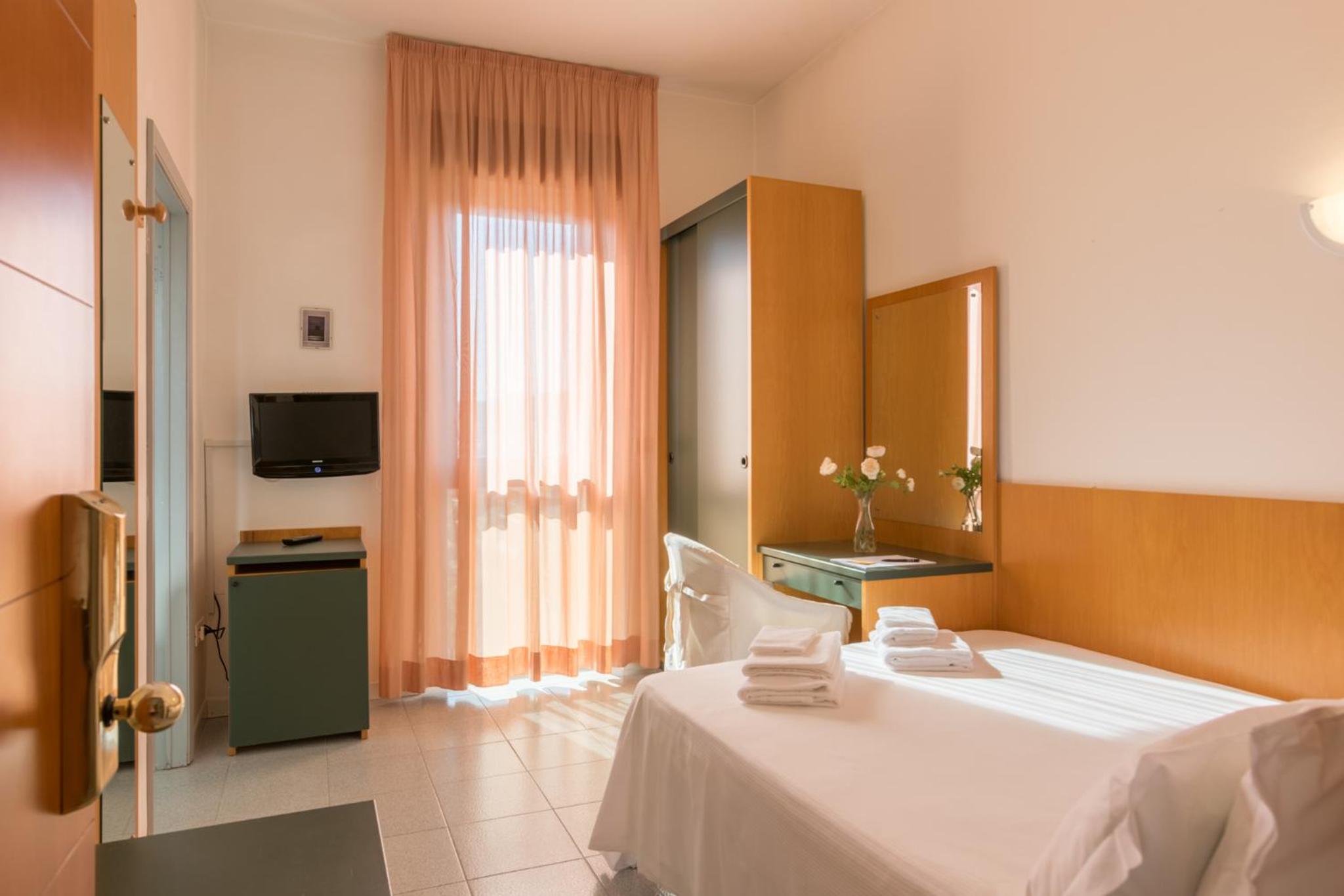 Double Room with Small Double Bed photo 3