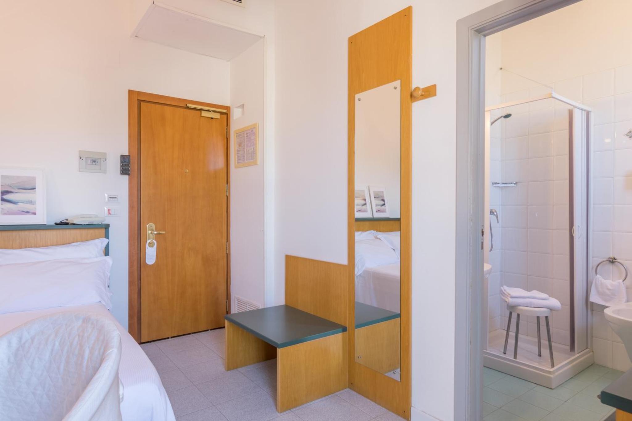 Double Room with Small Double Bed photo 2