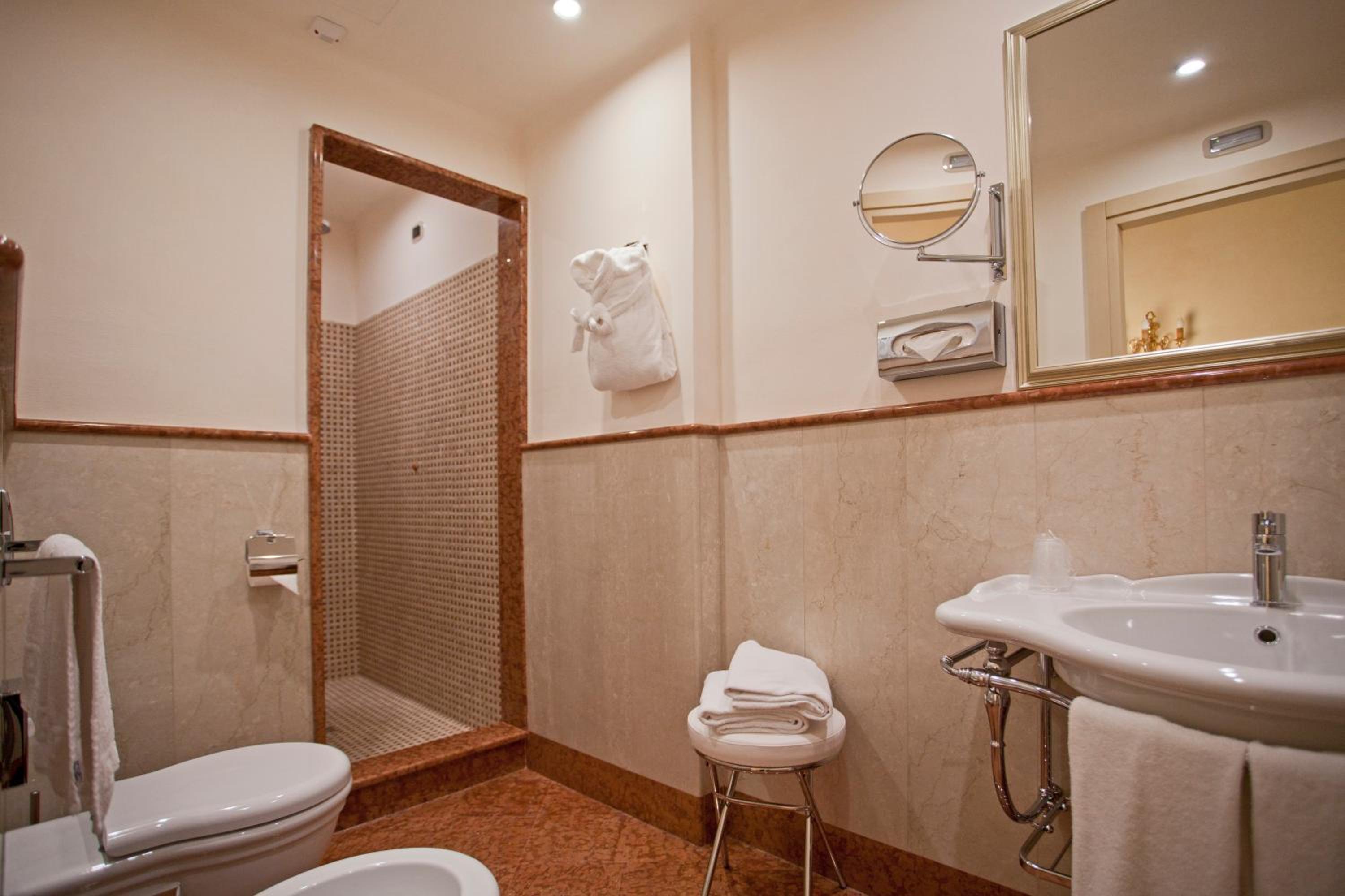Double or Twin Room - Photo 3