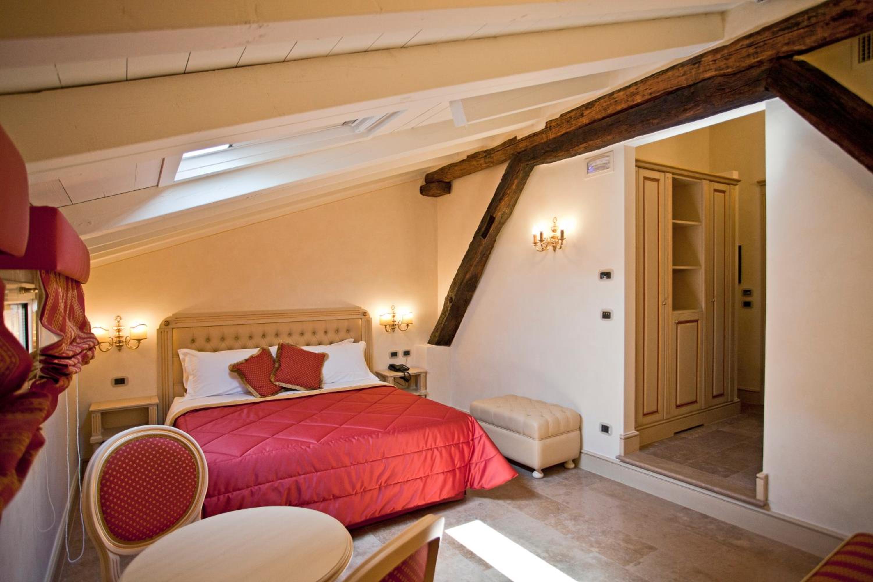 Double or Twin Room - Photo 4