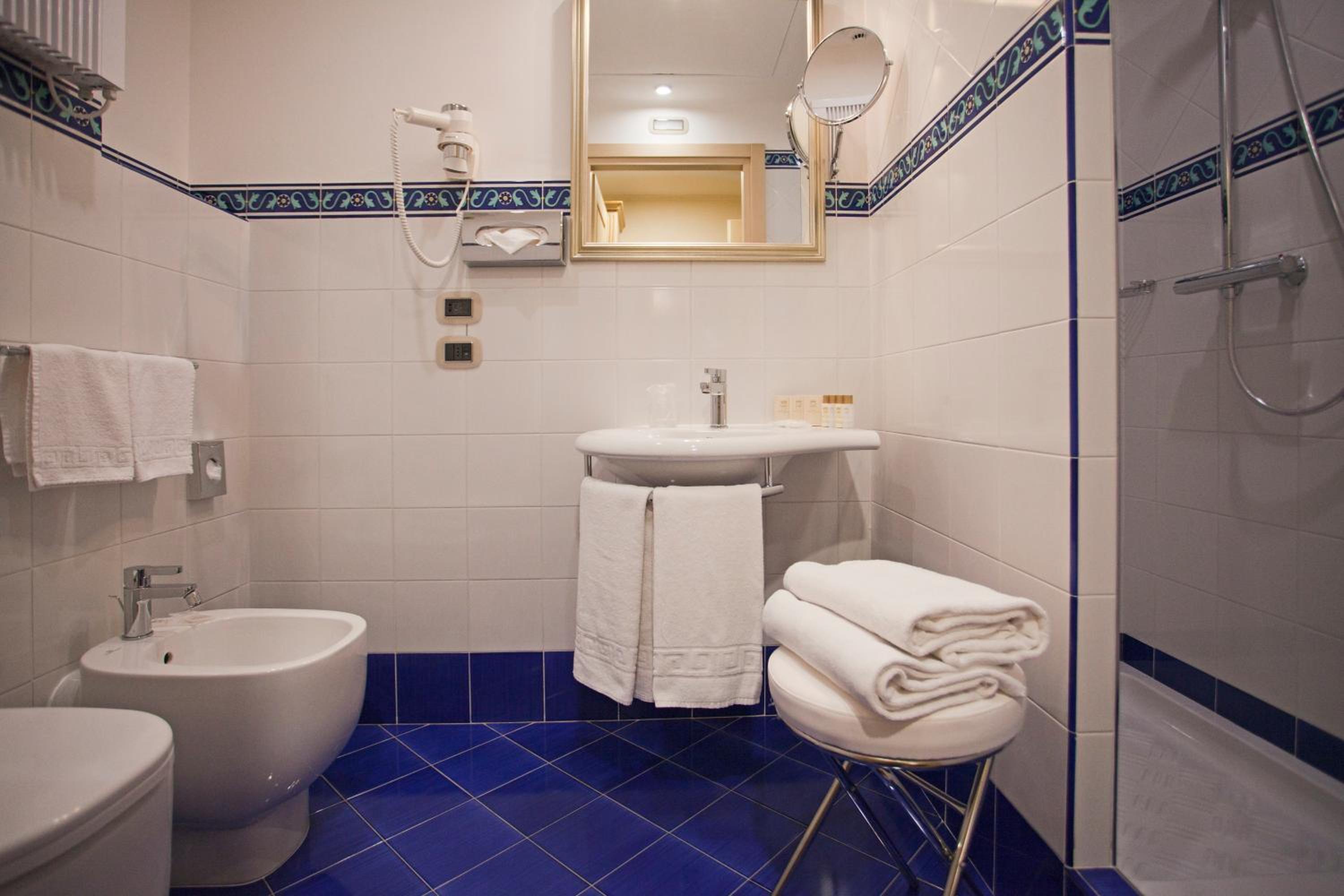 Double or Twin Room - Photo 5