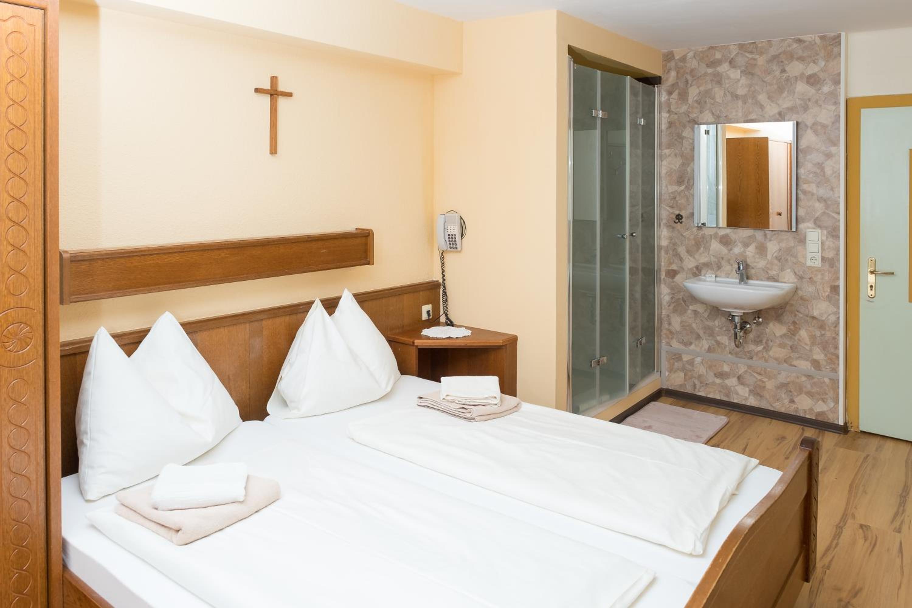 Economy Double Room with Shared Bathroom photo 1