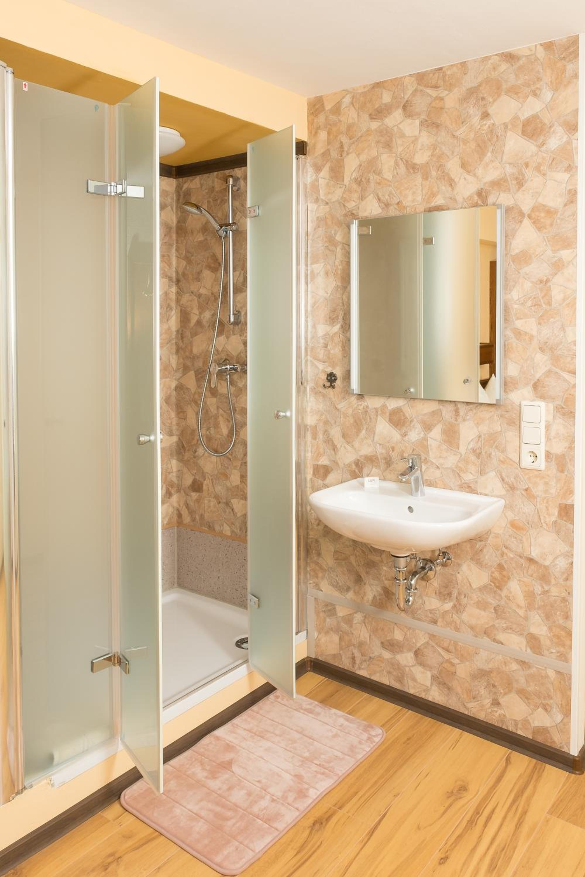 Economy Double Room with Shared Bathroom photo 3