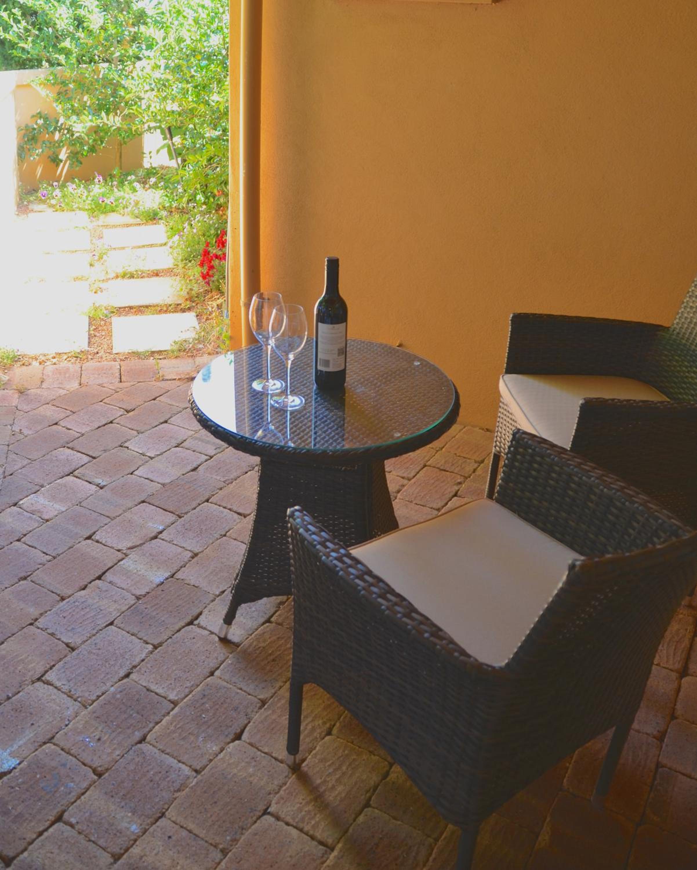 Deluxe Suite with Spa Bath & Private Courtyard photo 3