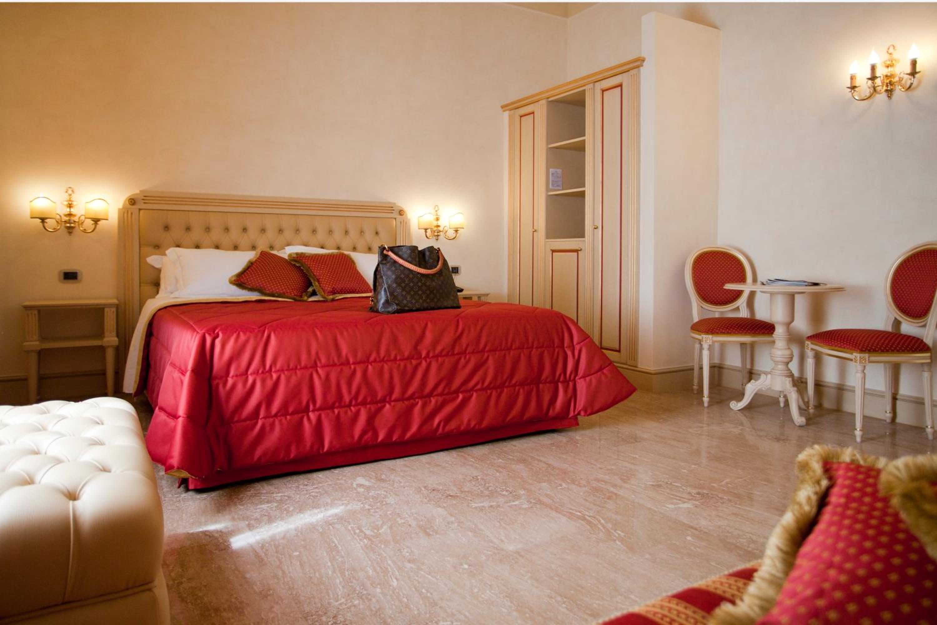 Double or Twin Room - Photo 6
