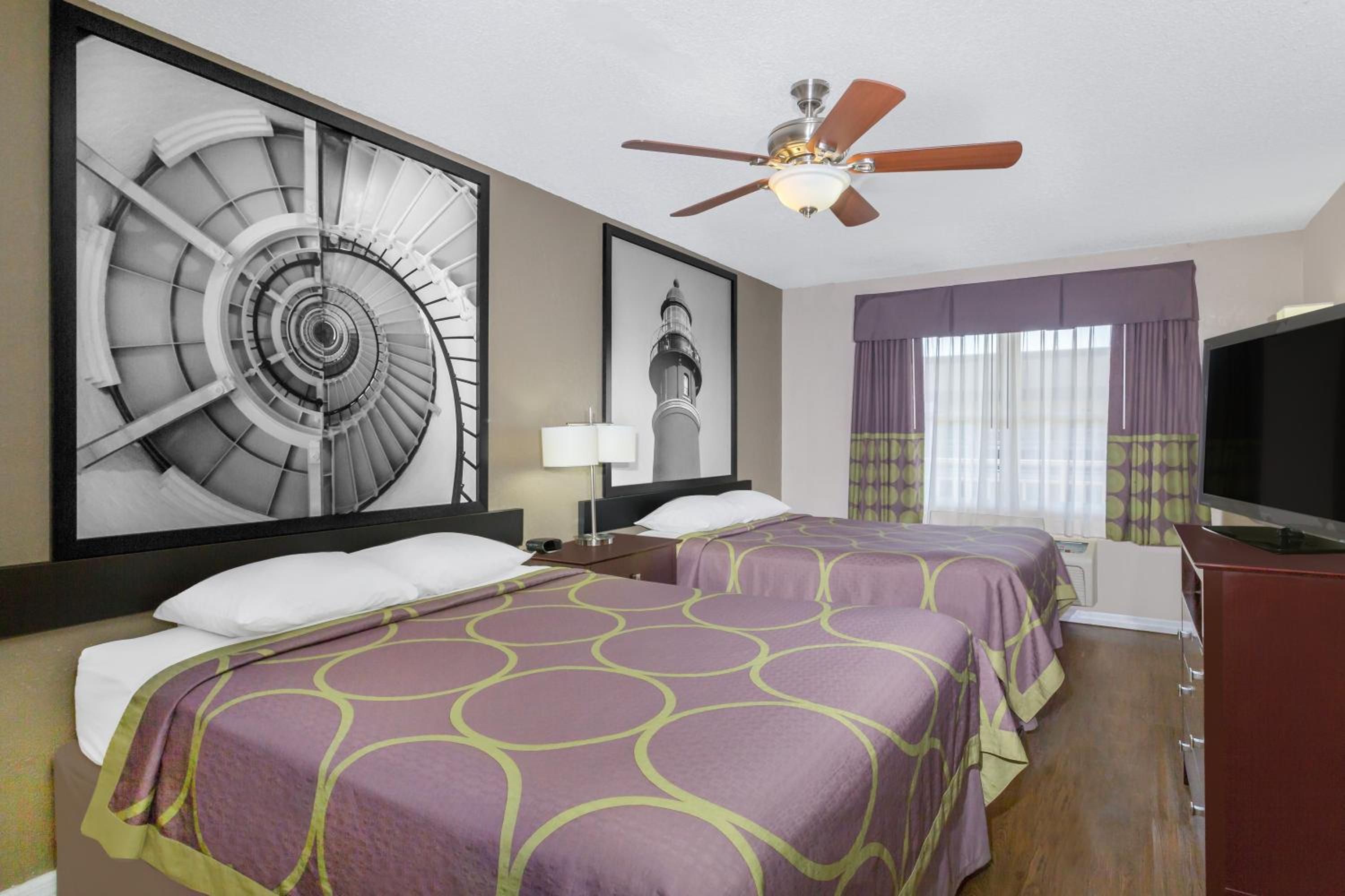 Queen Room with Two Queen Beds - Non-Smoking - Photo 1