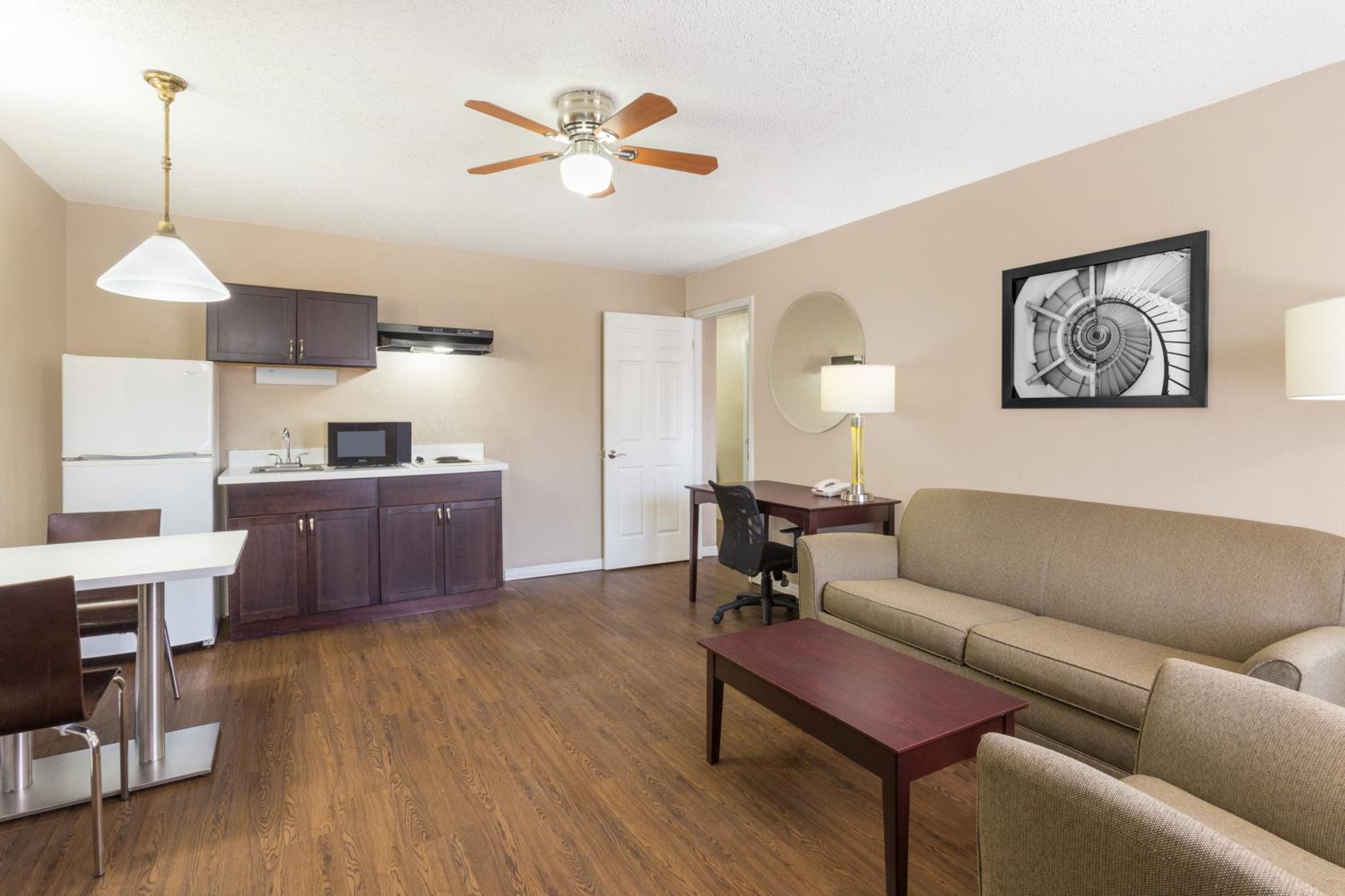 One-Bedroom Suite with Two Queen Beds - Non-Smoking - Photo 3