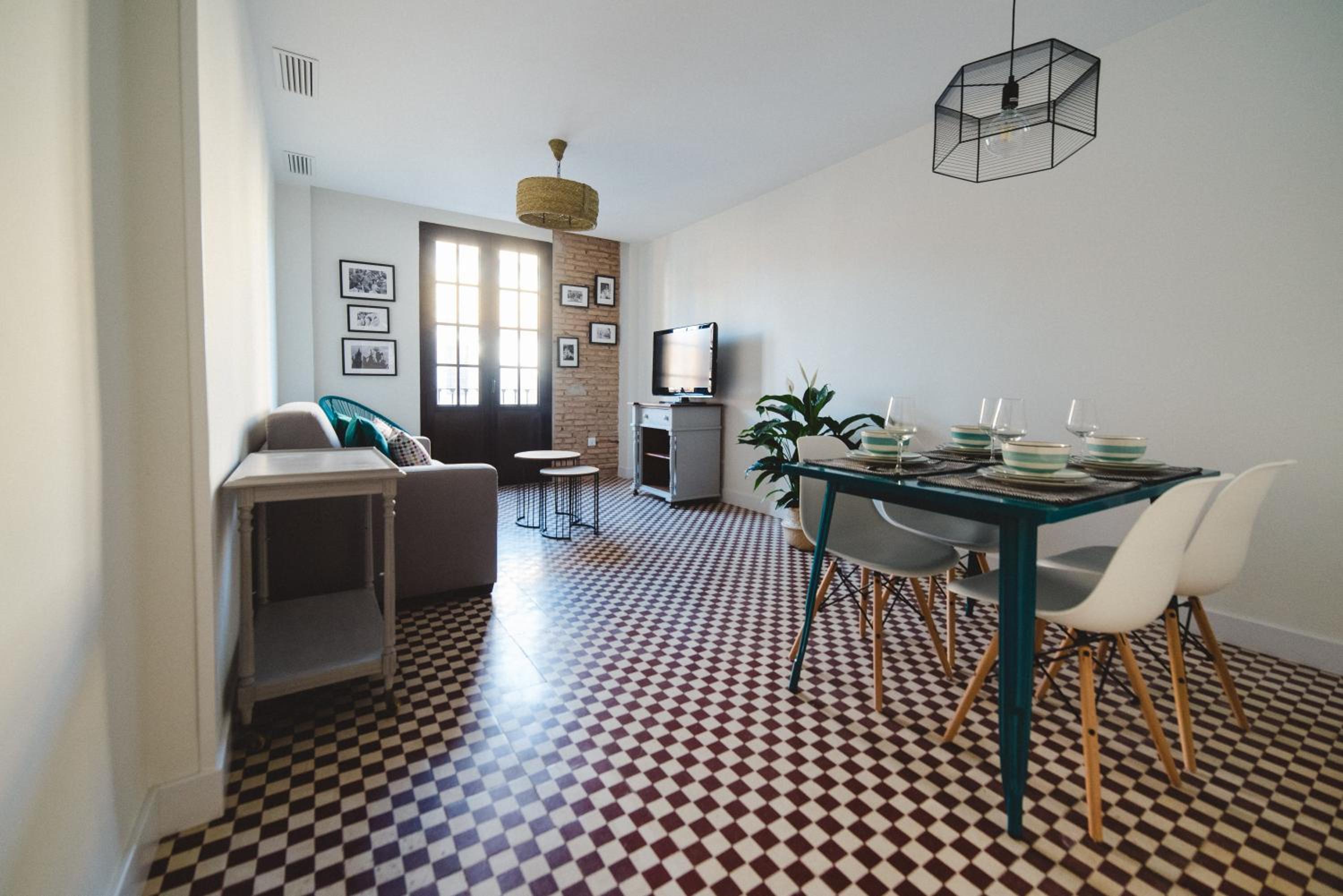 Apartment with Balcony - Photo 22
