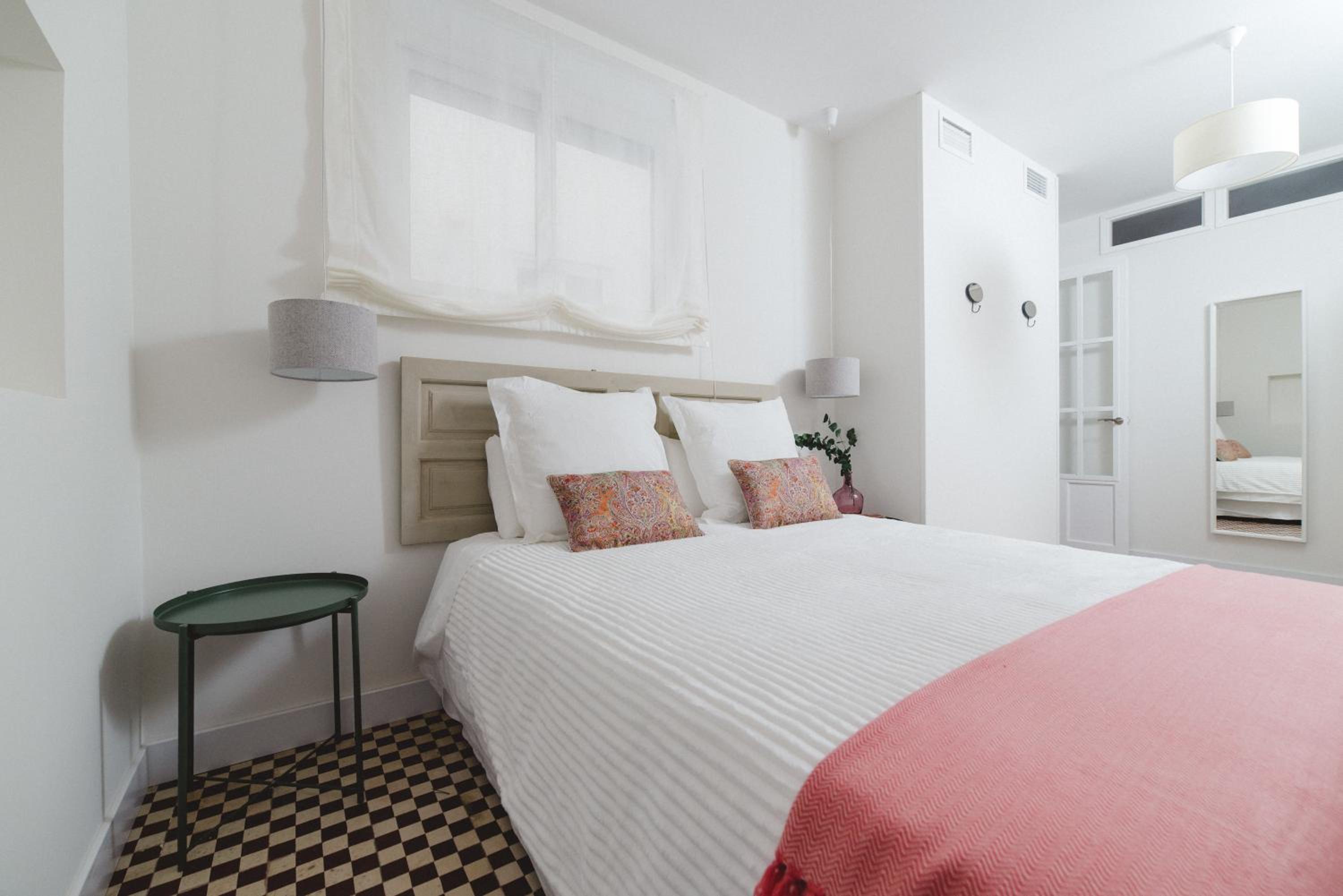 Apartment with Balcony - Photo 7