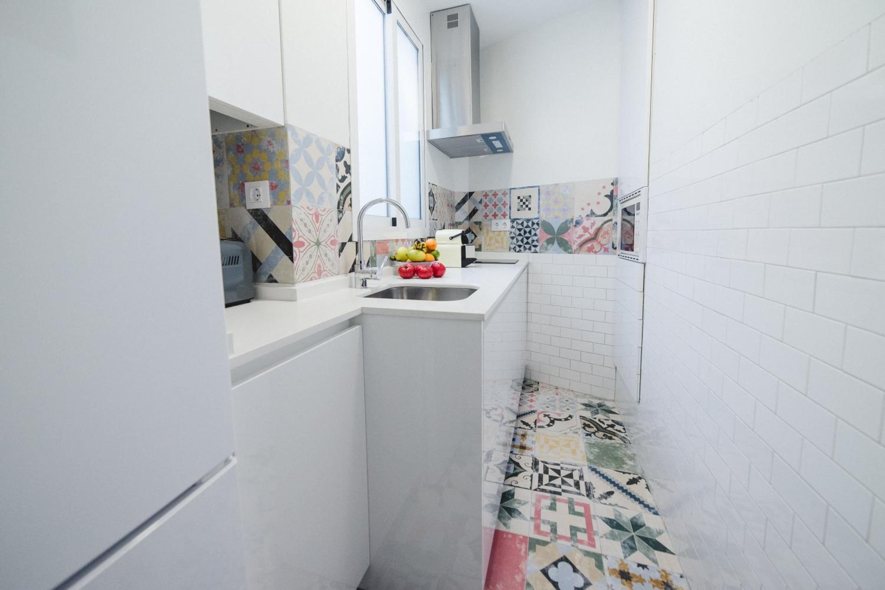 Apartment with Balcony - Photo 6
