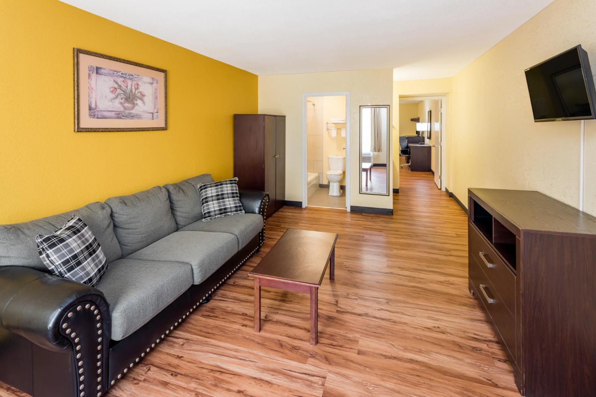 King Suite - Non-Smoking - Photo 3