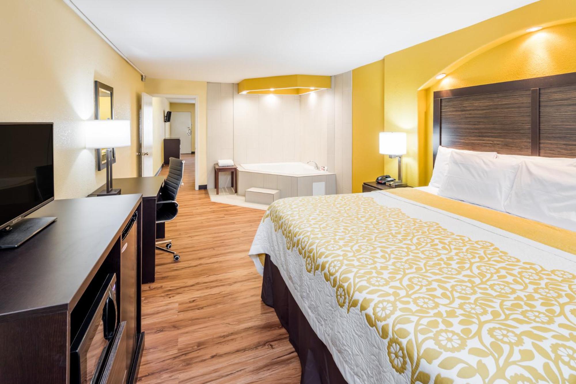 King Suite - Non-Smoking - Photo 4