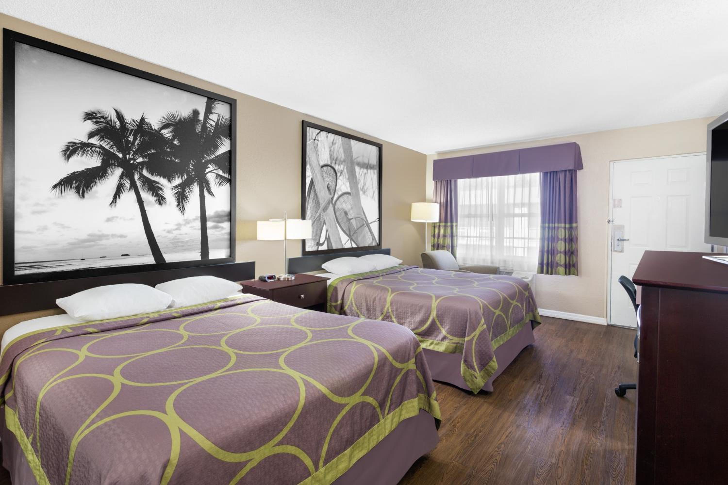 Queen Room with Two Queen Beds - Non-Smoking - Photo 4