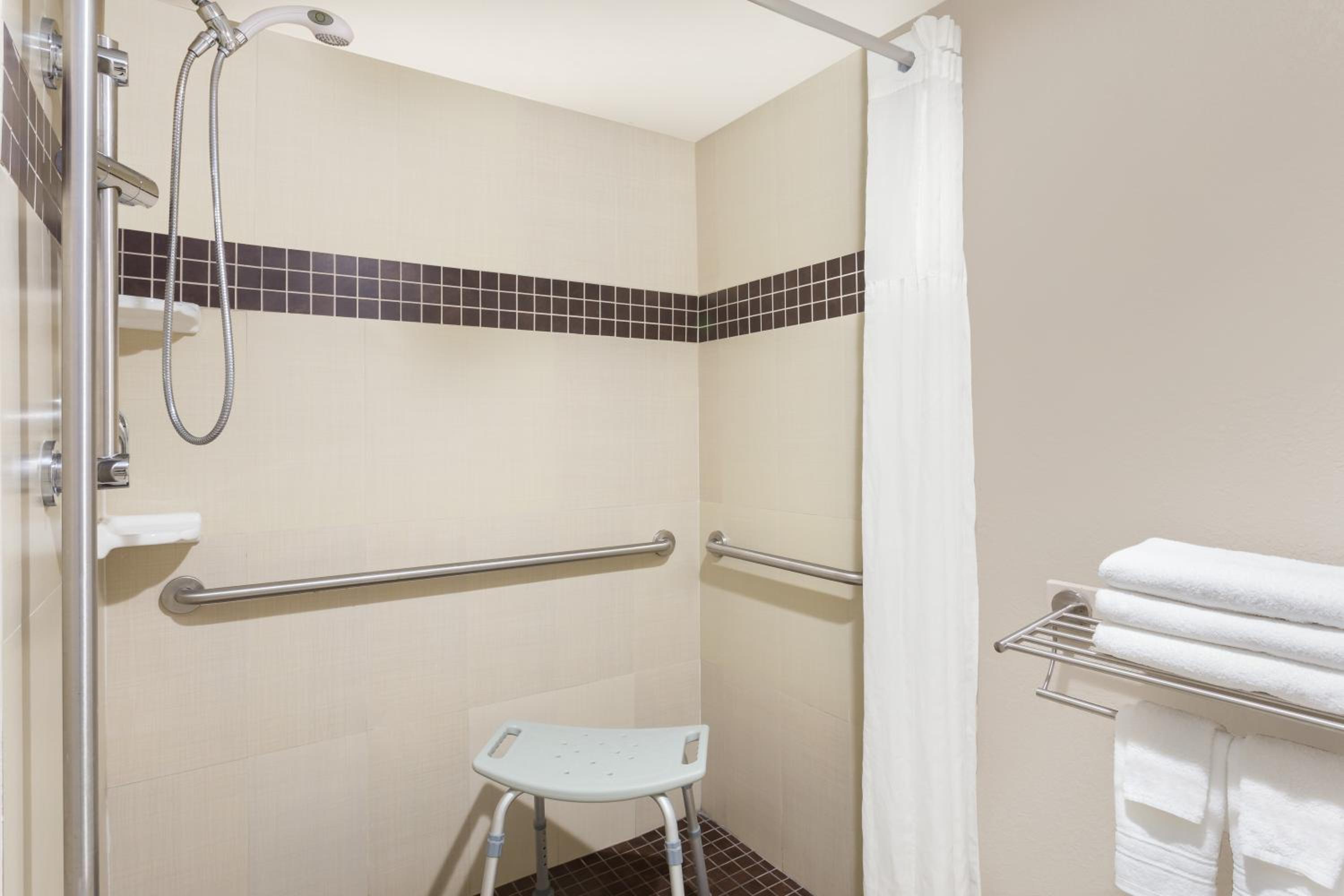 Queen Room with Mobility/Hearing Access - Non-Smoking - Photo 3
