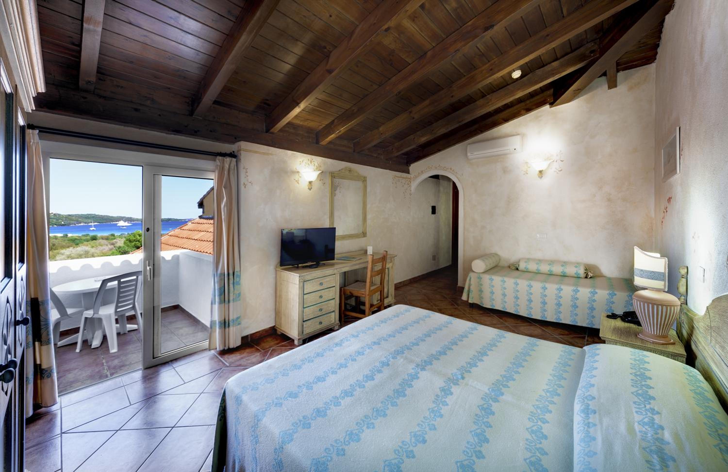 Double or Twin Room with Sea View and Balcony - Photo 2