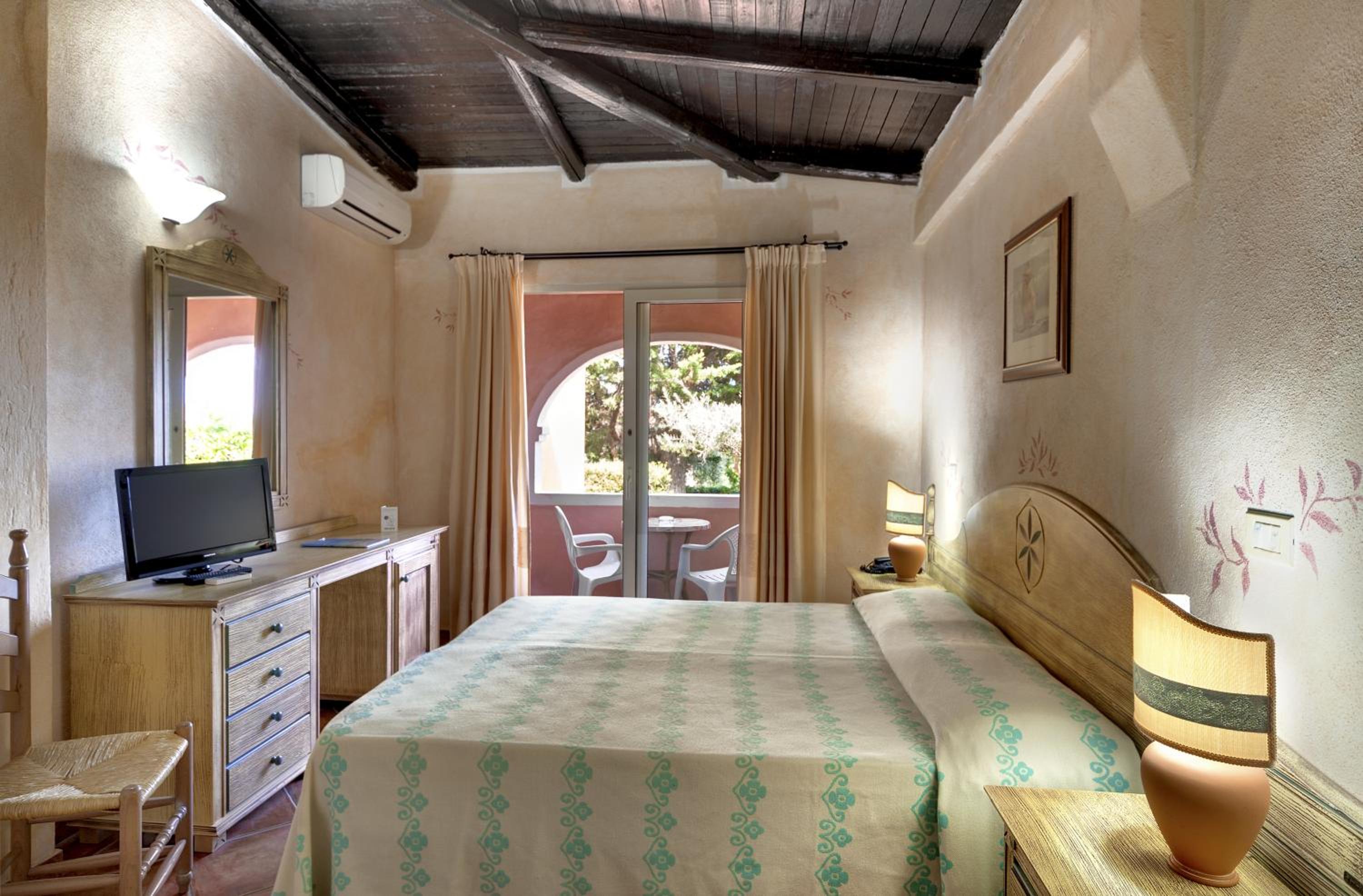 Standard Double Room with Balcony - Photo 2