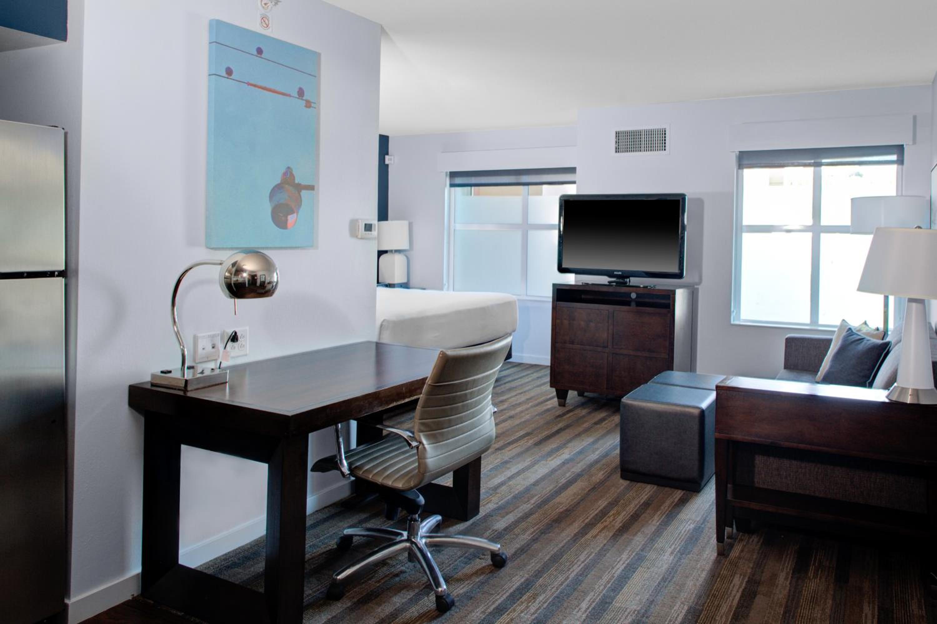 King Studio with Sofa Bed - Photo 8