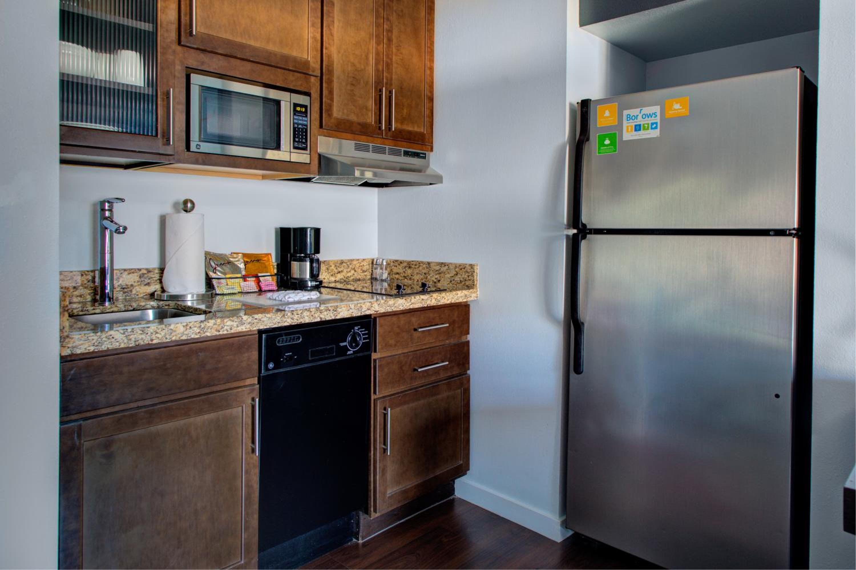 One-Bedroom Suite - Photo 4