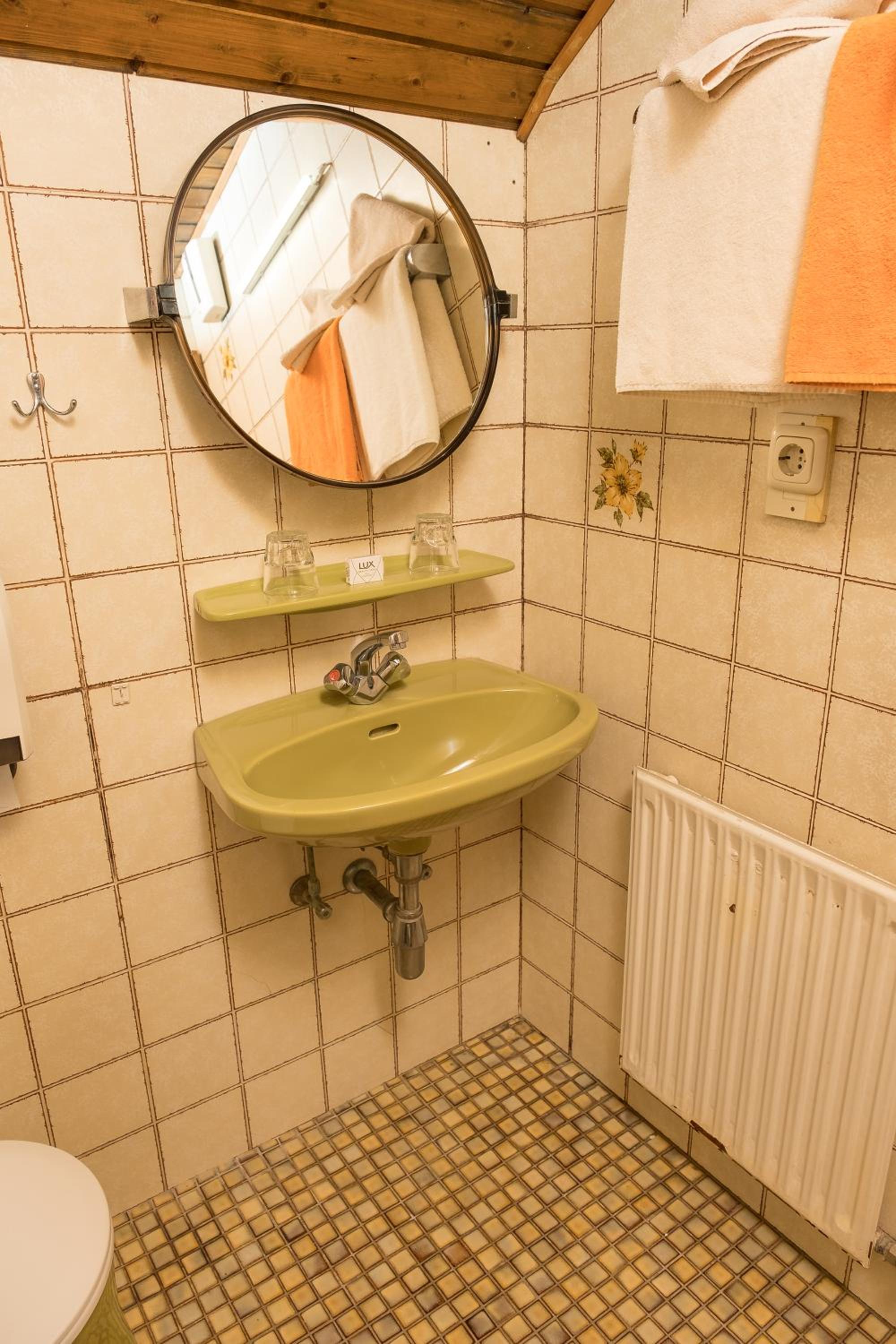 Quadruple Economy Apartment - Photo 9