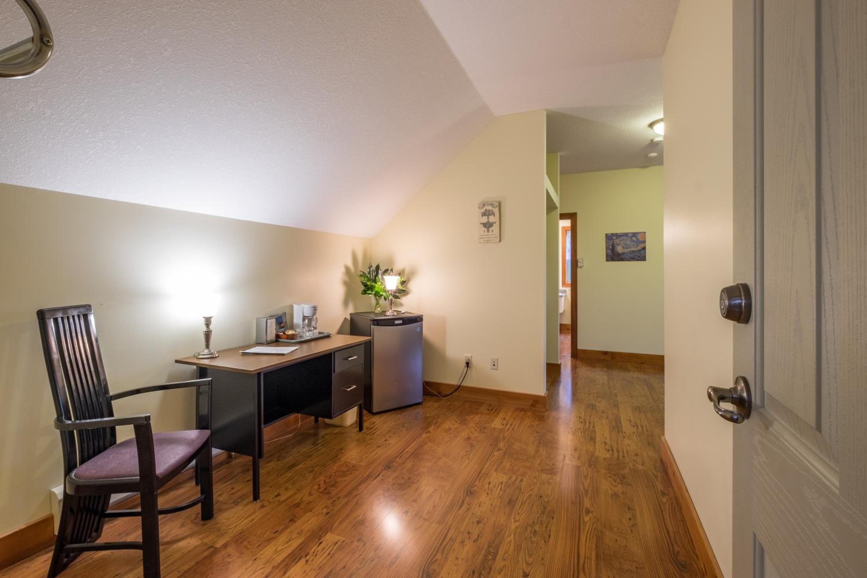 Two-Bedroom Suite with Ocean View - Photo 4