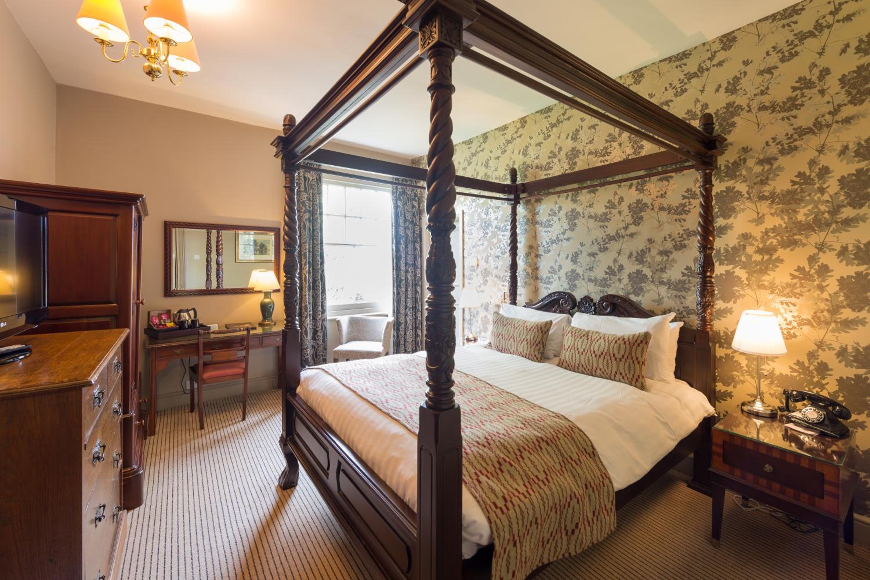 Double Room with Four Poster Bed - Photo 3