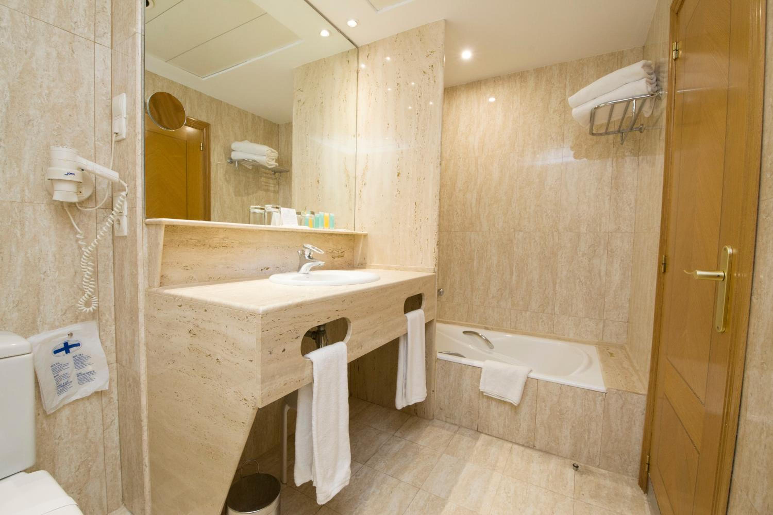 Double or Twin Room - Photo 8