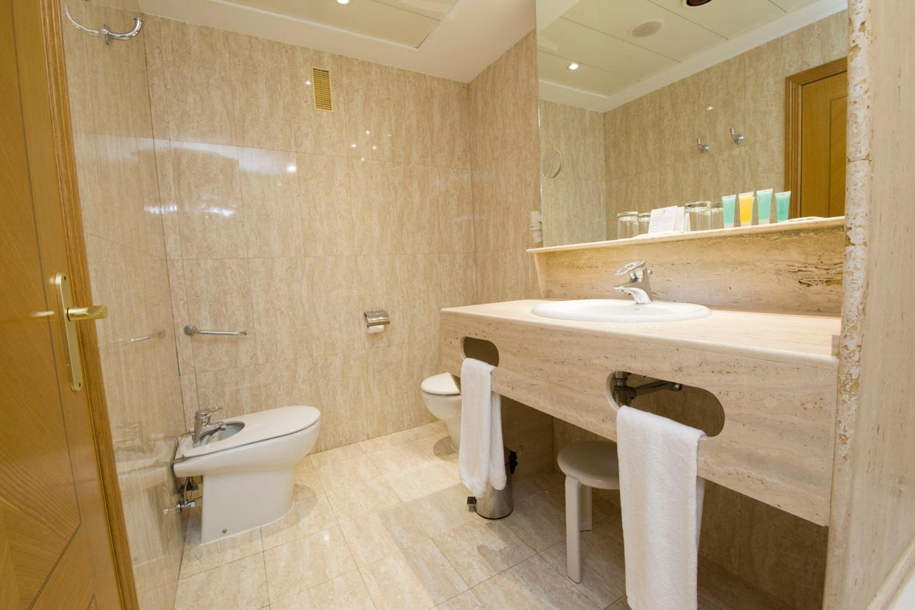 Double or Twin Room - Photo 7