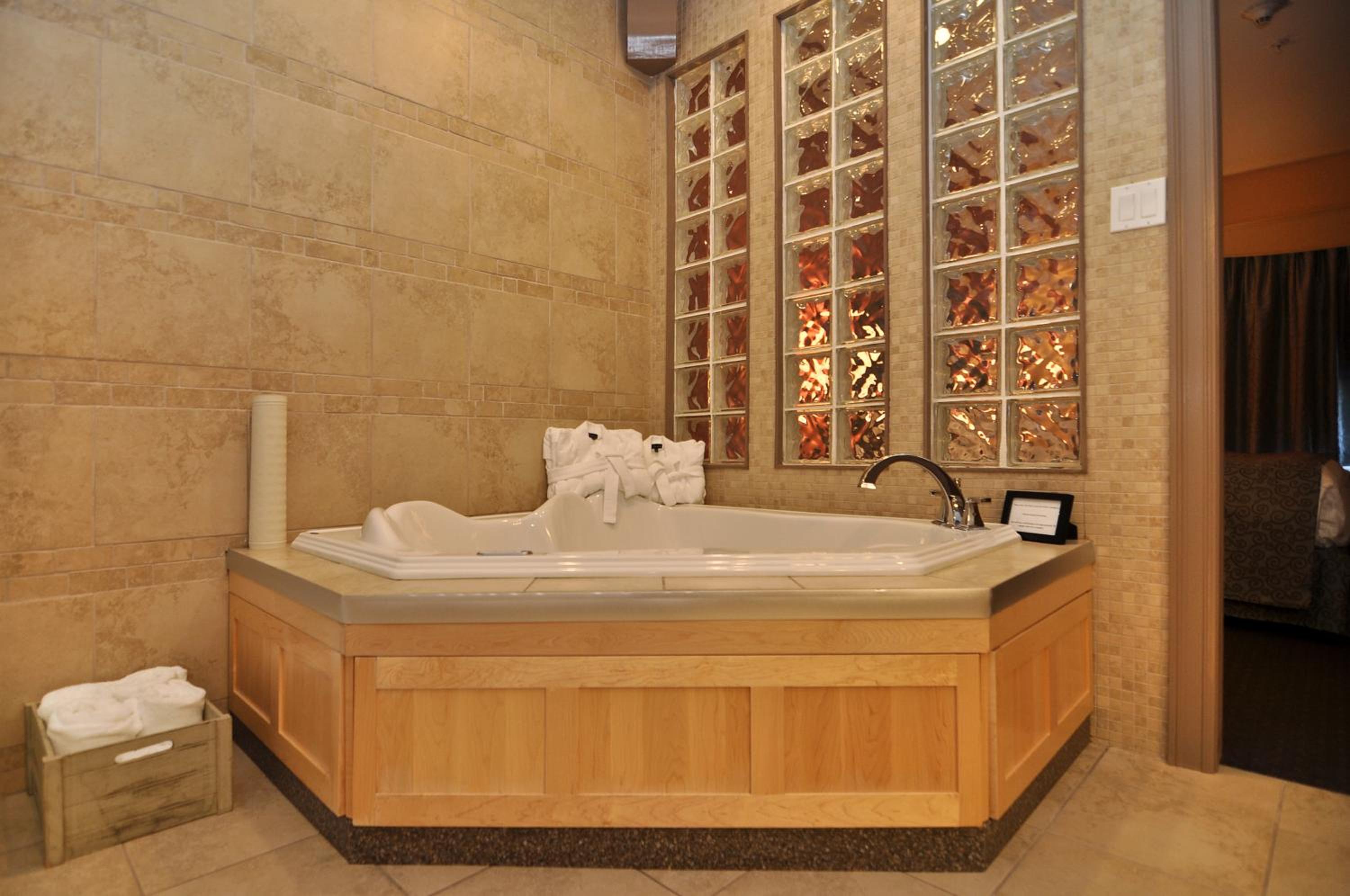 King Suite with Whirlpool - Photo 4