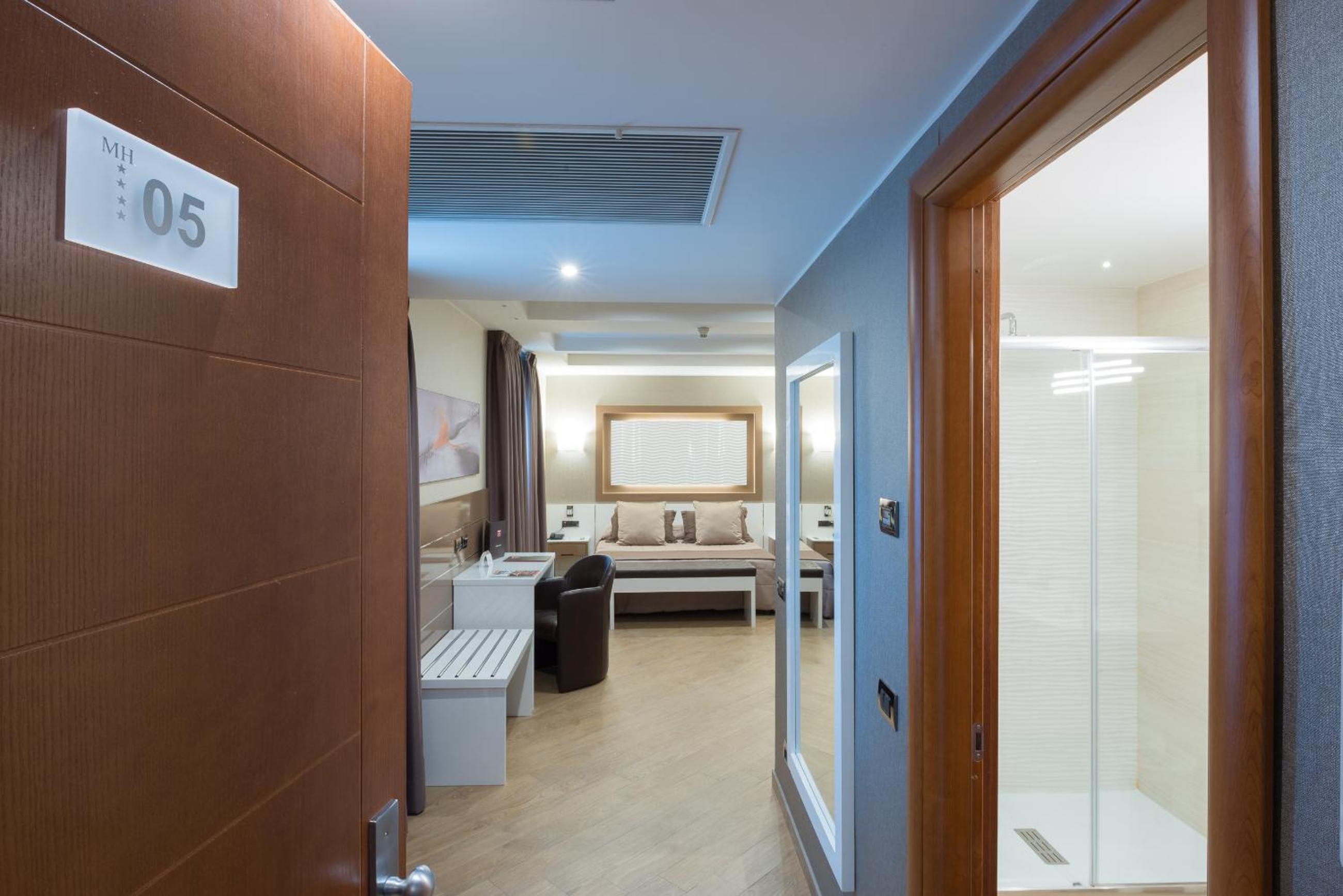 Superior Triple Room thumbnail 6