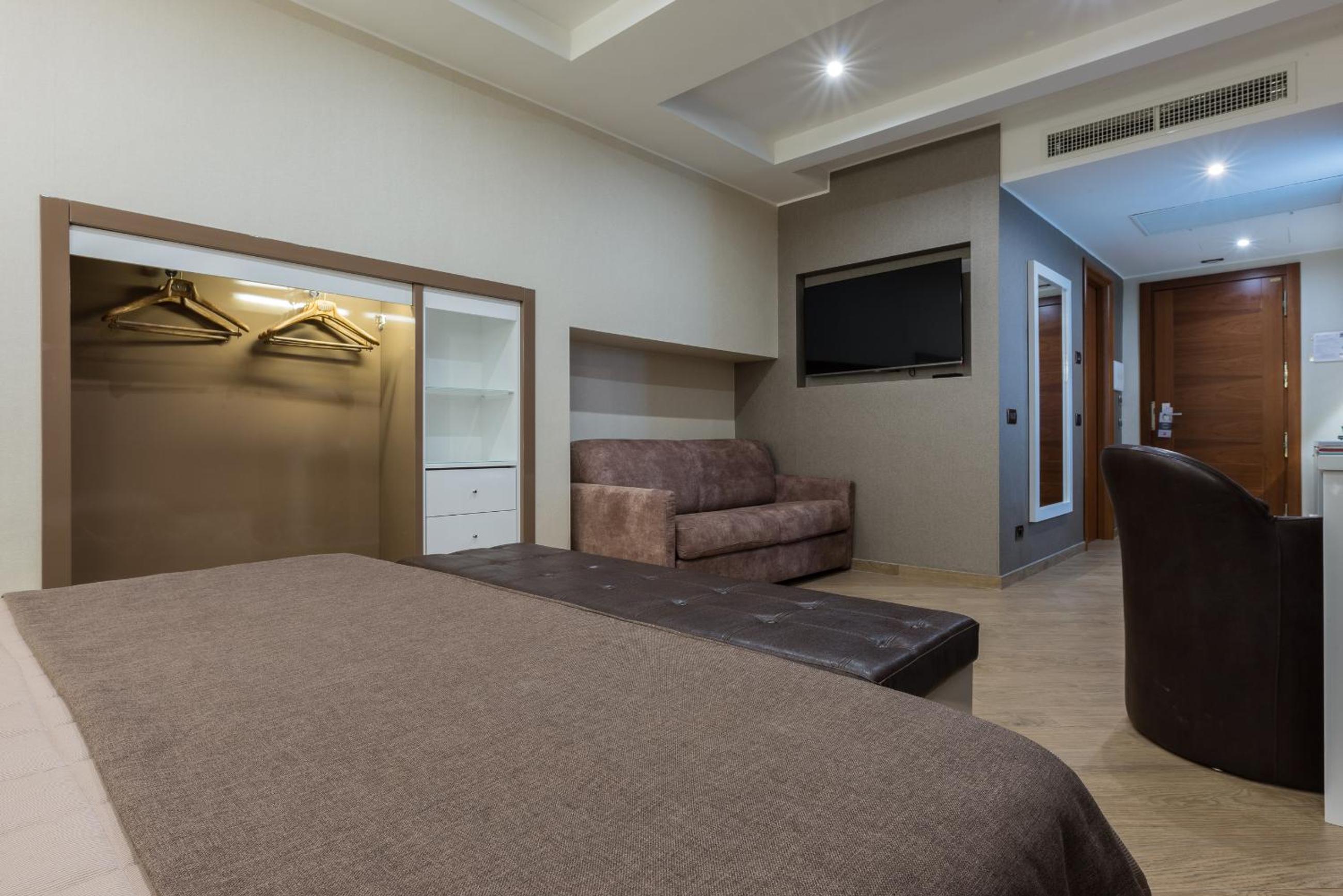 Superior Triple Room thumbnail 5