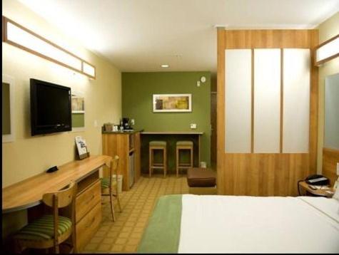Queen Suite - Non-Smoking - Photo 1