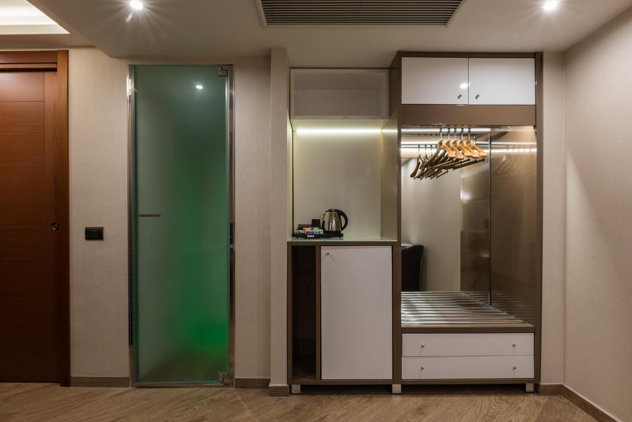 Superior Double Room thumbnail 6