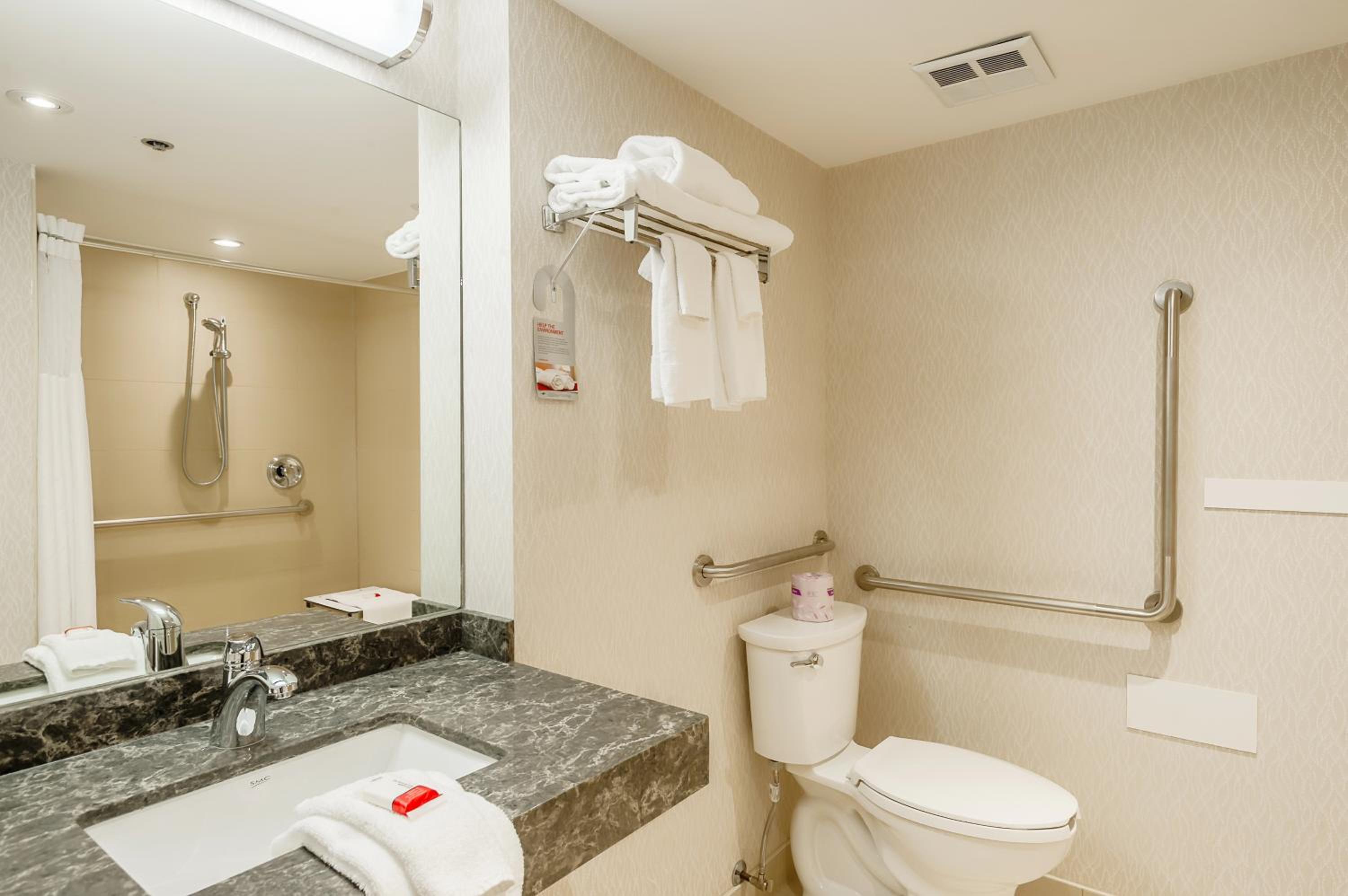 Queen Room With Two Queen Beds - Mobility Access/Non-Smoking photo 3