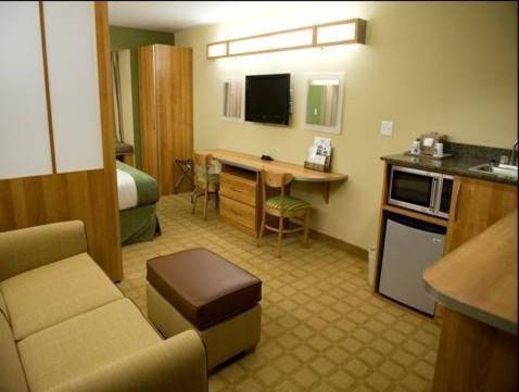 Queen Suite - Non-Smoking - Photo 3