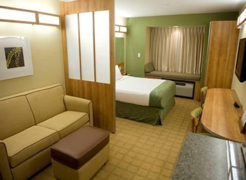 Queen Suite - Non-Smoking - Photo 8