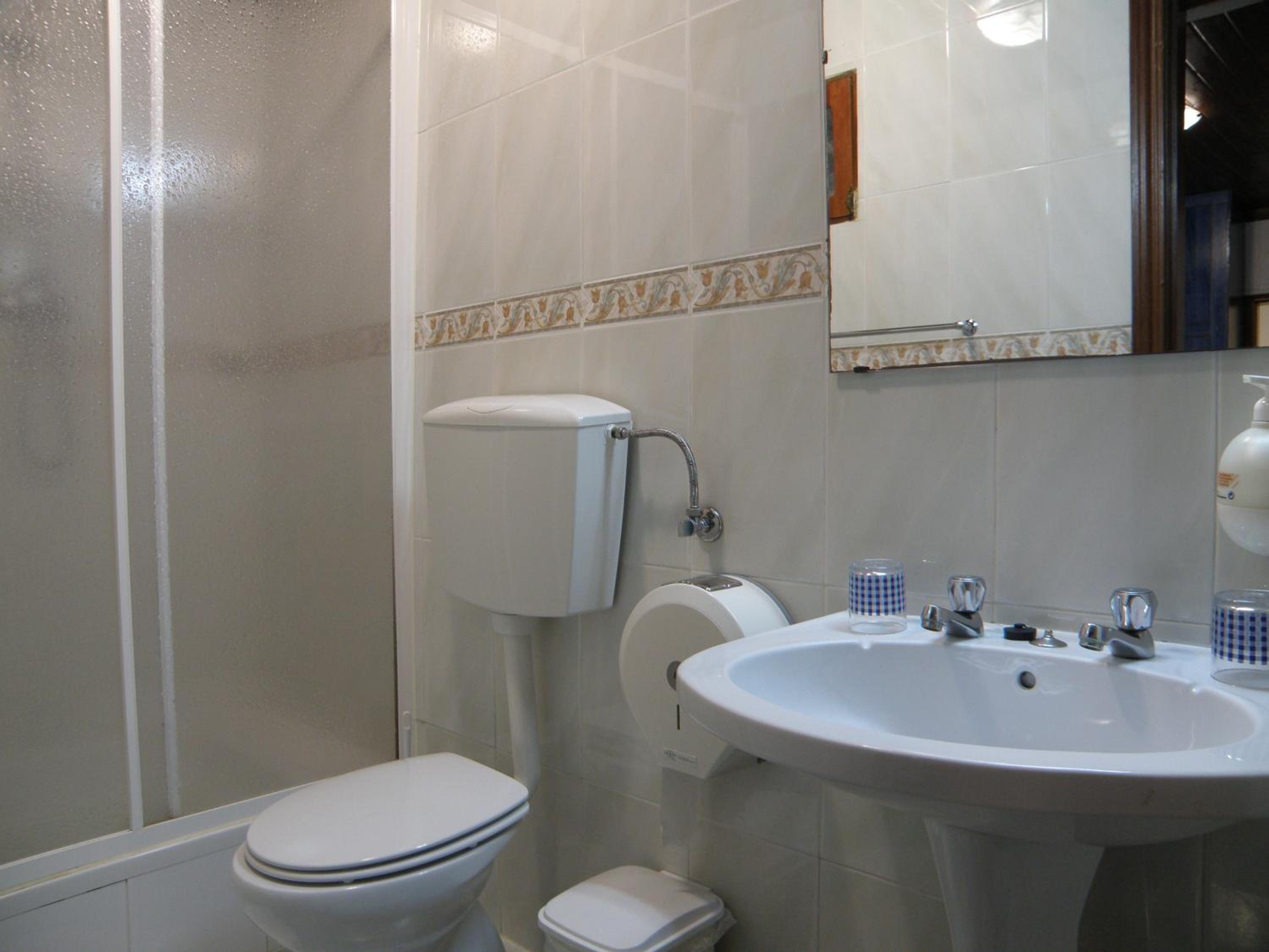 Triple Room with Private Bathroom - Photo 3