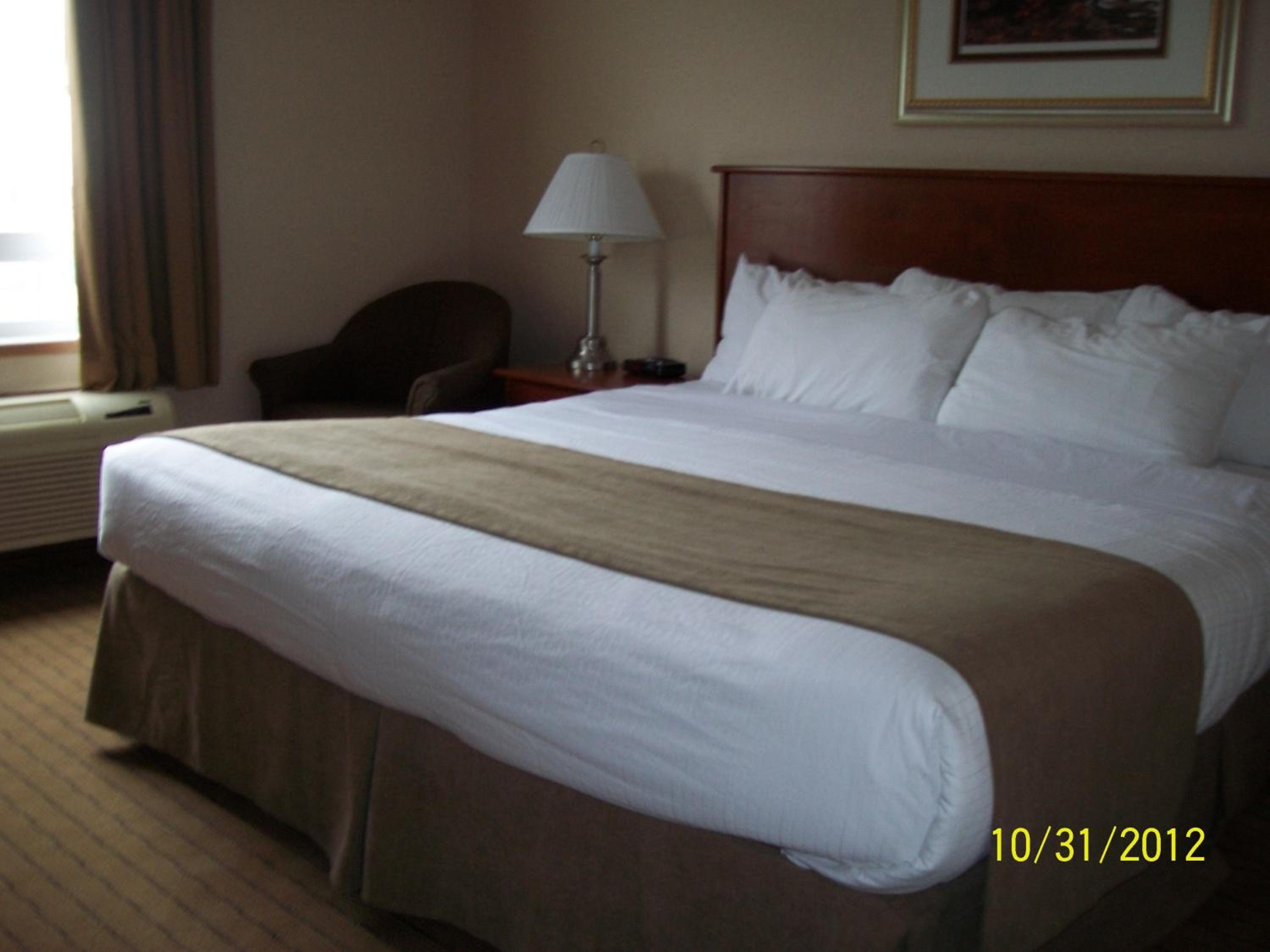 King Suite with Jetted Tub - Non-Smoking - Photo 3