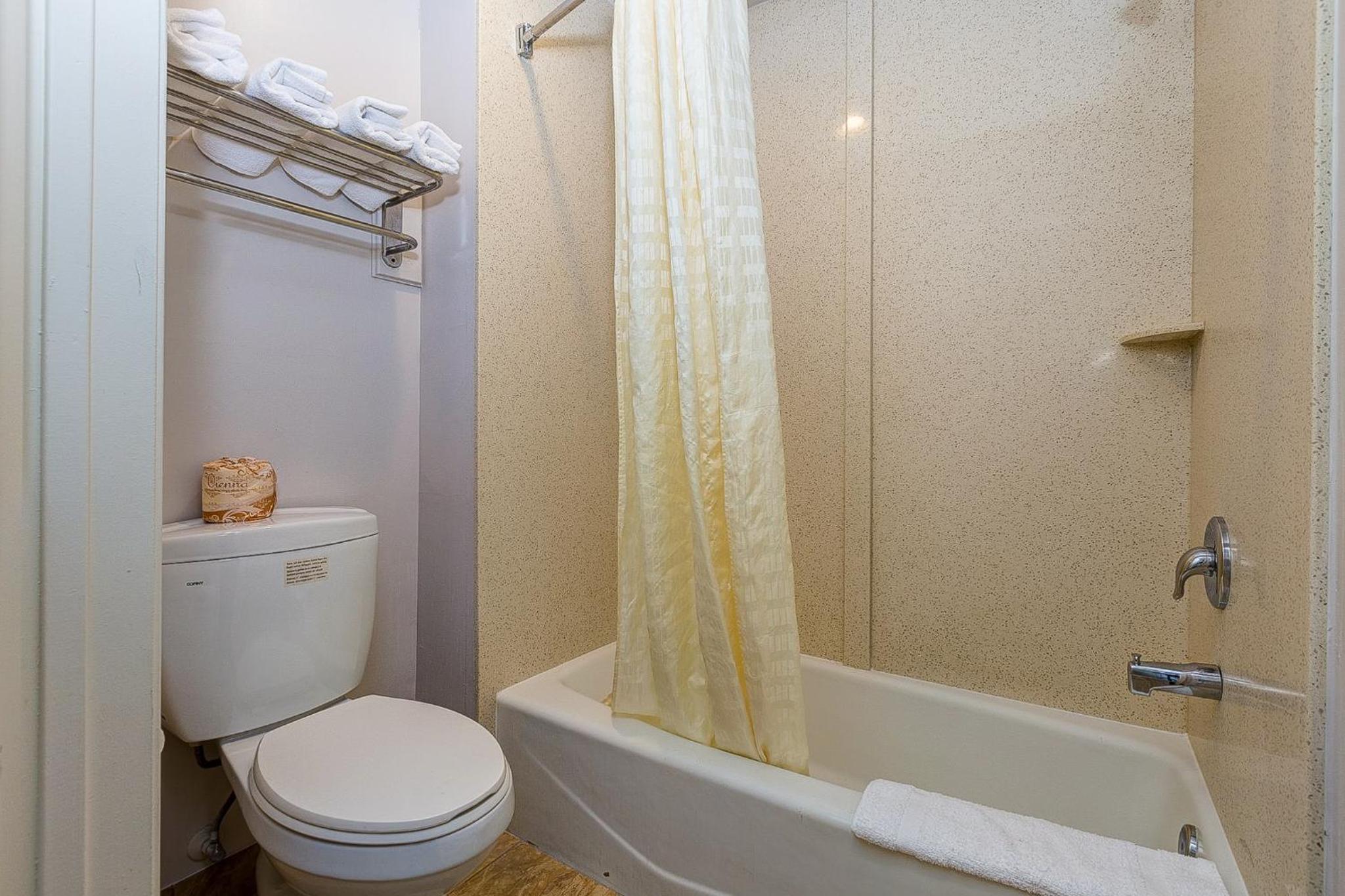 King Room - Non-Smoking - Photo 4
