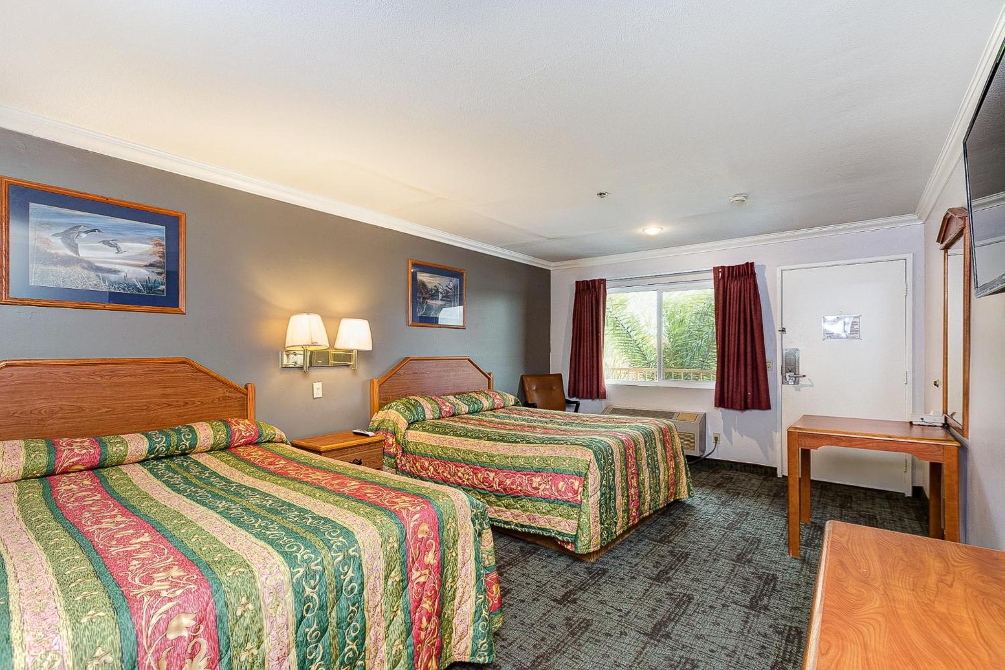 Queen Room with Two Queen Beds - Non-Smoking - Photo 6
