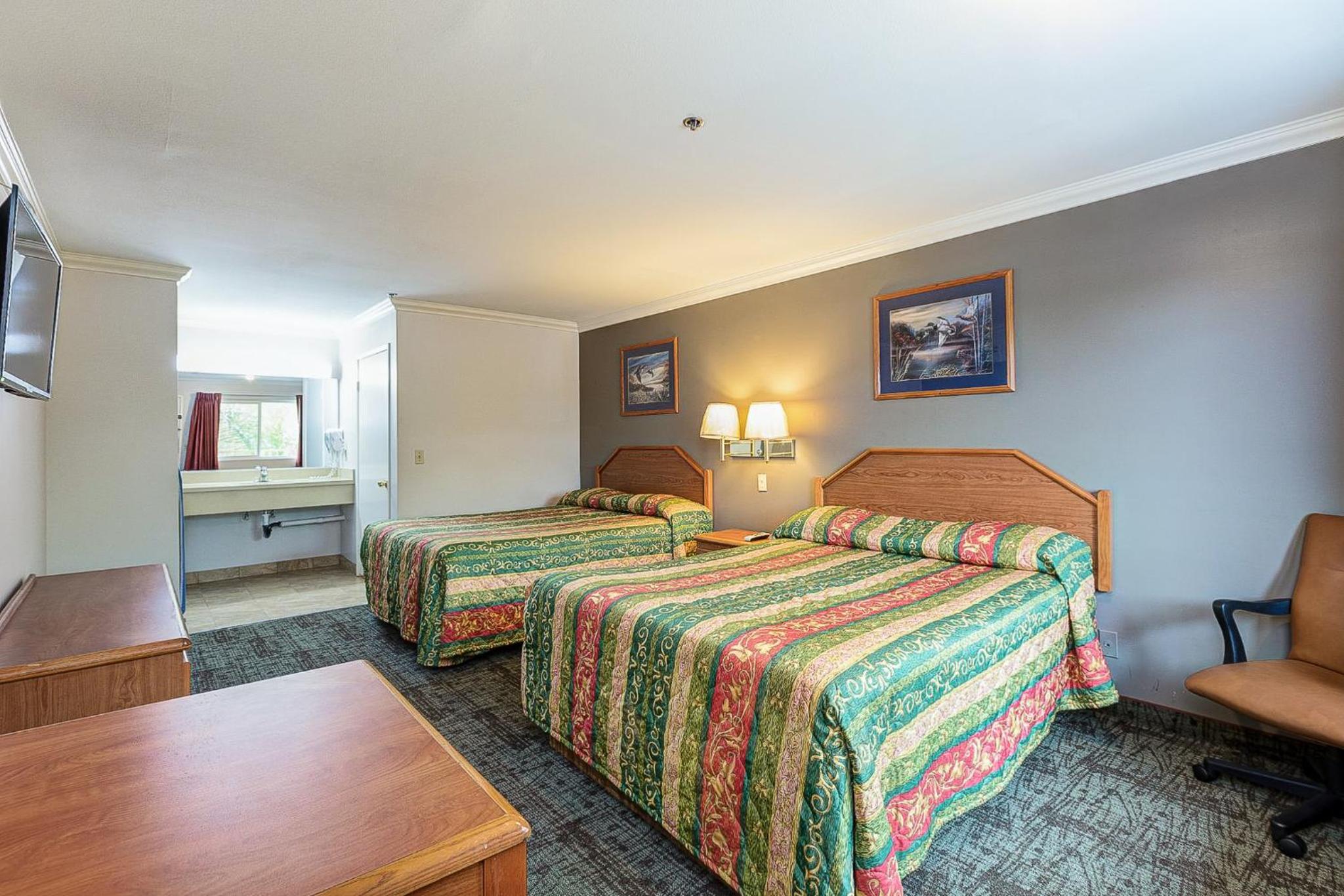 Queen Room with Two Queen Beds - Non-Smoking - Photo 7
