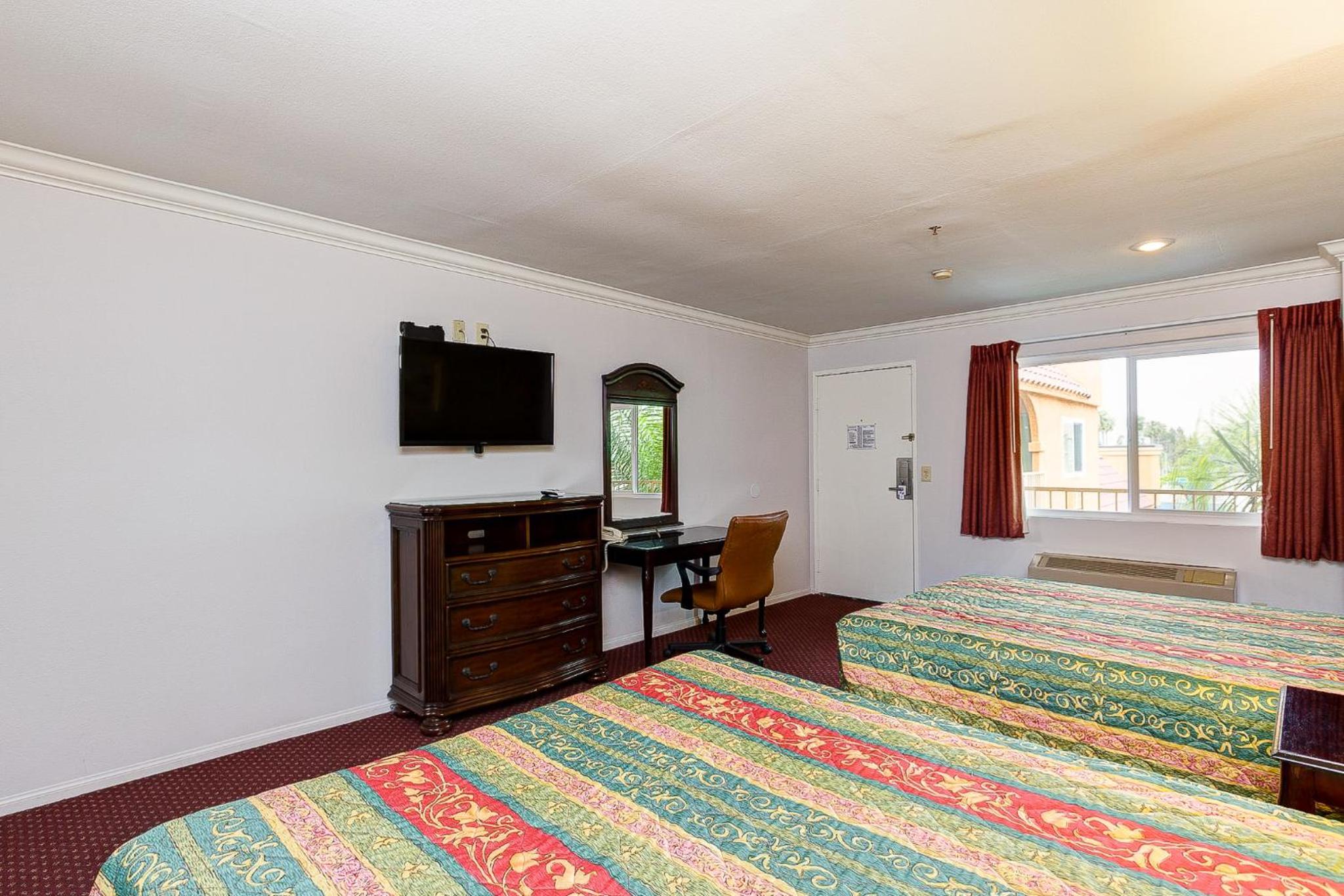 Queen Room with Two Queen Beds - Non-Smoking - Photo 5