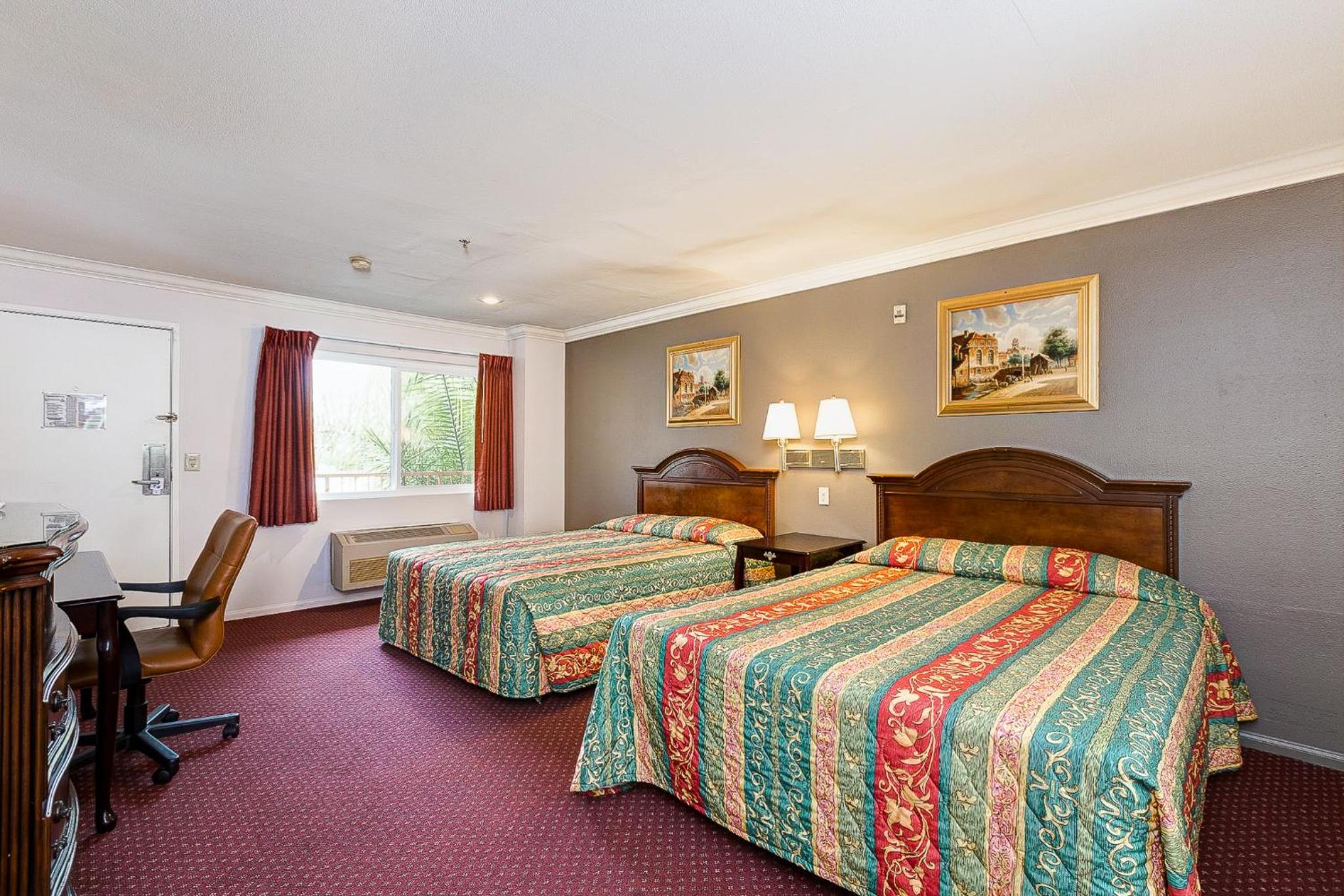 Queen Room with Two Queen Beds - Non-Smoking - Photo 4