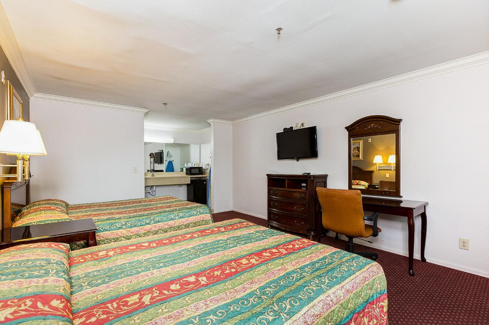 Queen Room with Two Queen Beds - Non-Smoking - Photo 3