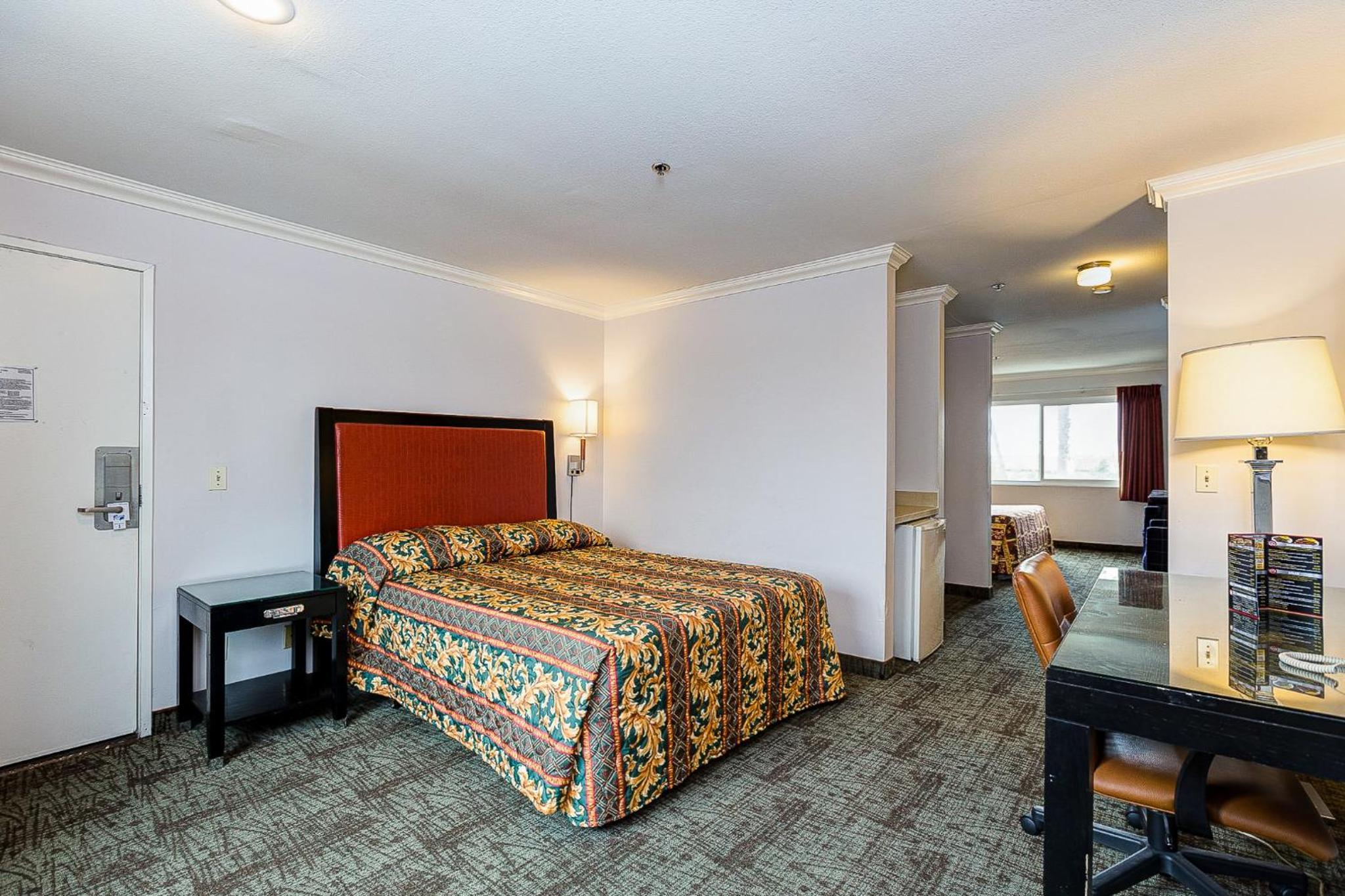 Deluxe Queen Room with Two Queen Beds - Non-Smoking - Photo 3